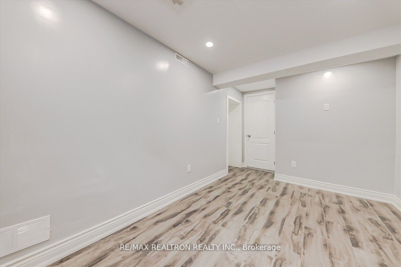 635 Beckworth Square Bsmt Property Photo 14