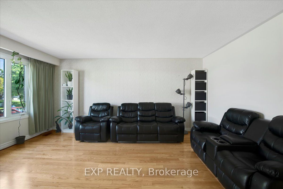 376 Surrey Drive Property Photo 6