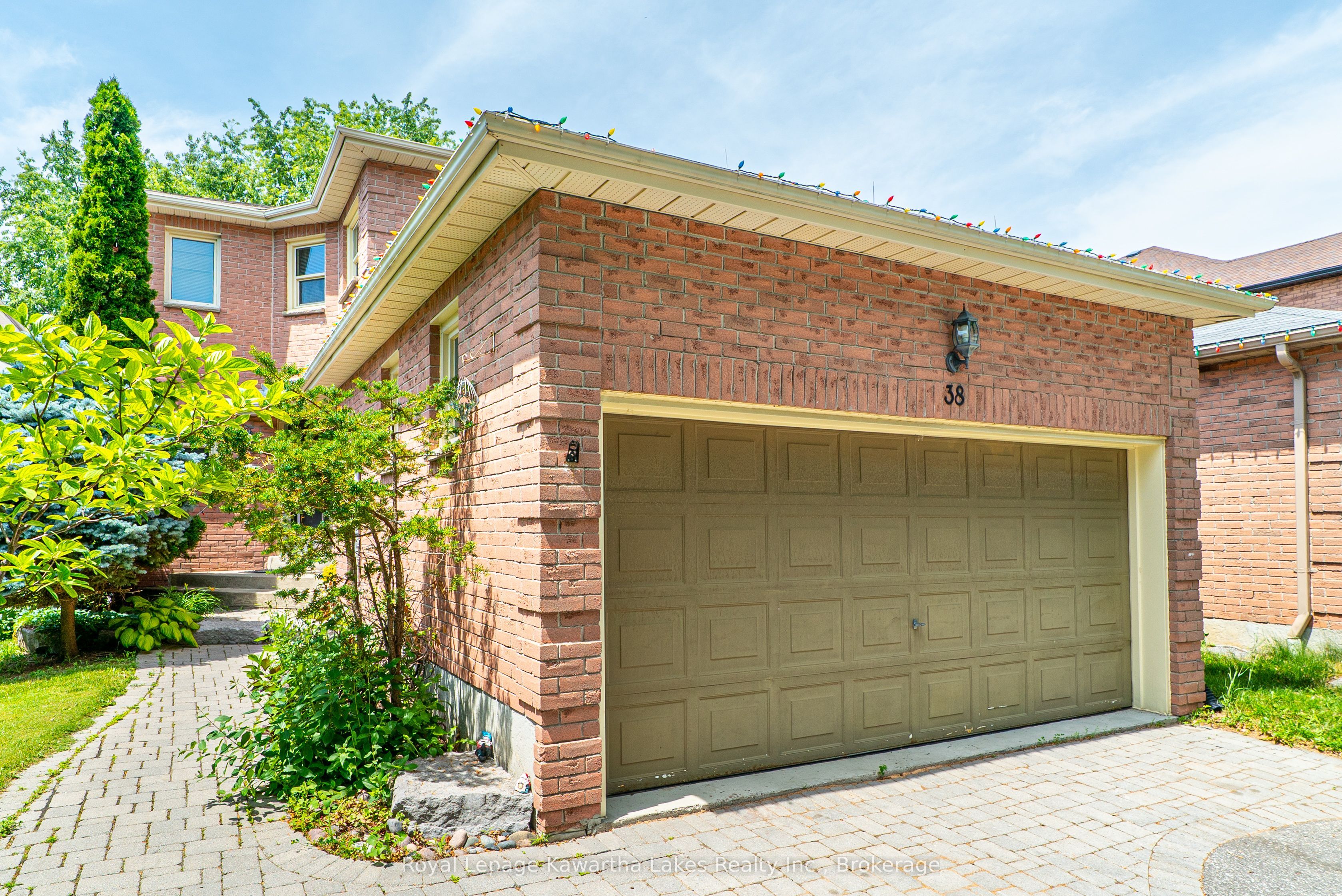 38 Lipton Crescent Property Photo 2