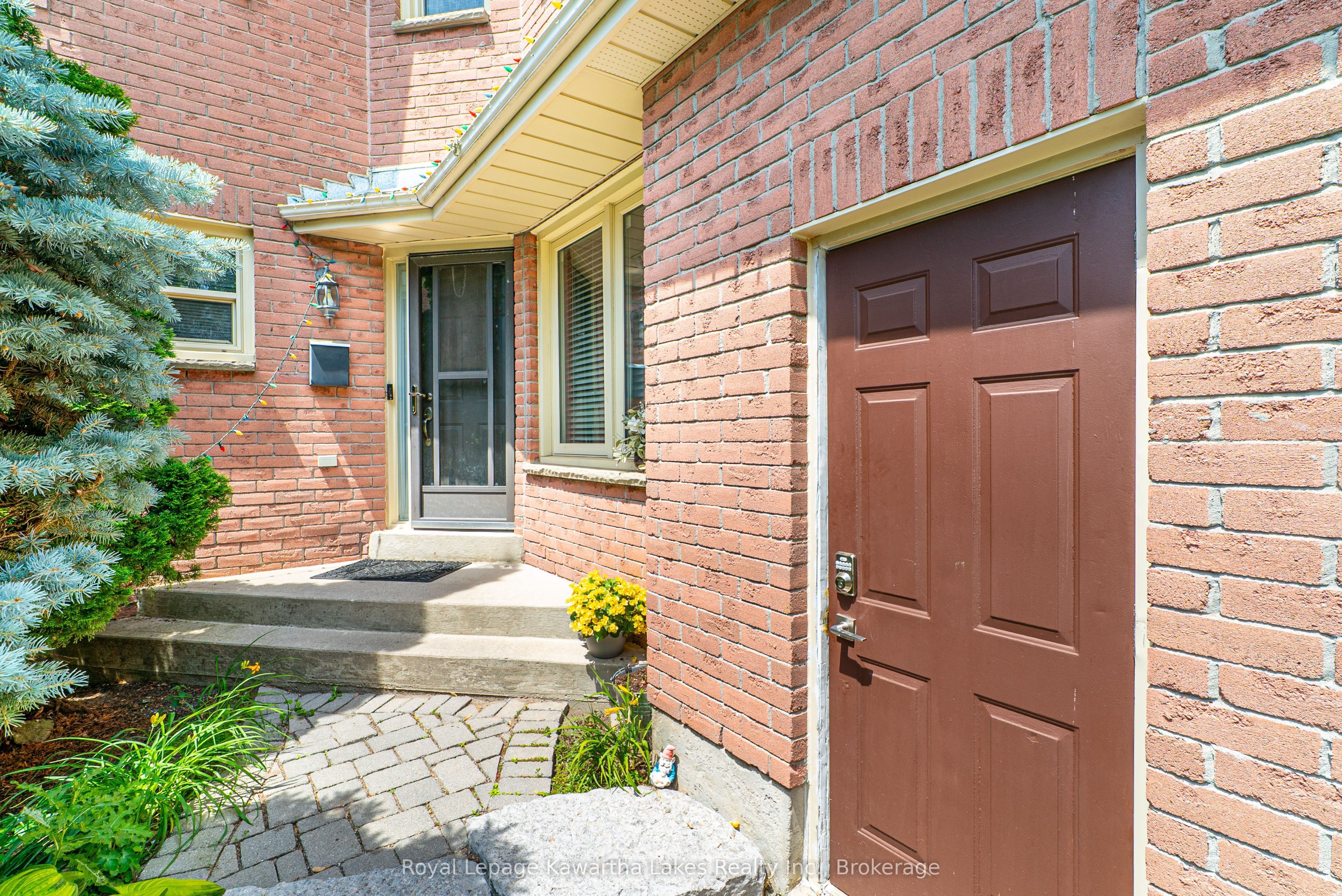 38 Lipton Crescent Property Photo 4