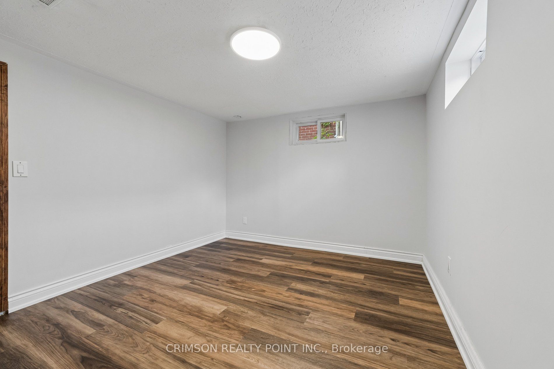 503 Athol Street E Property Photo 27