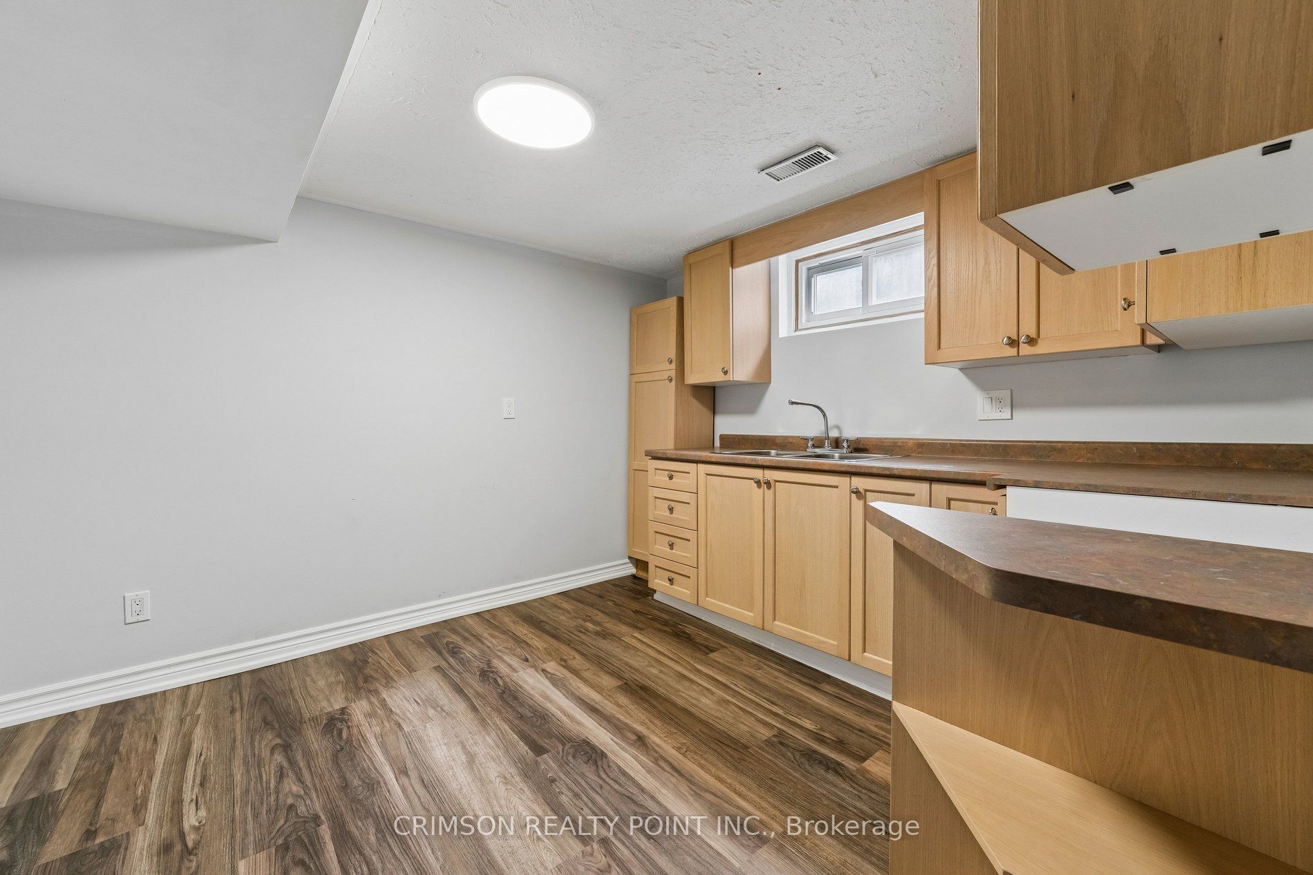 503 Athol Street E Property Photo 29