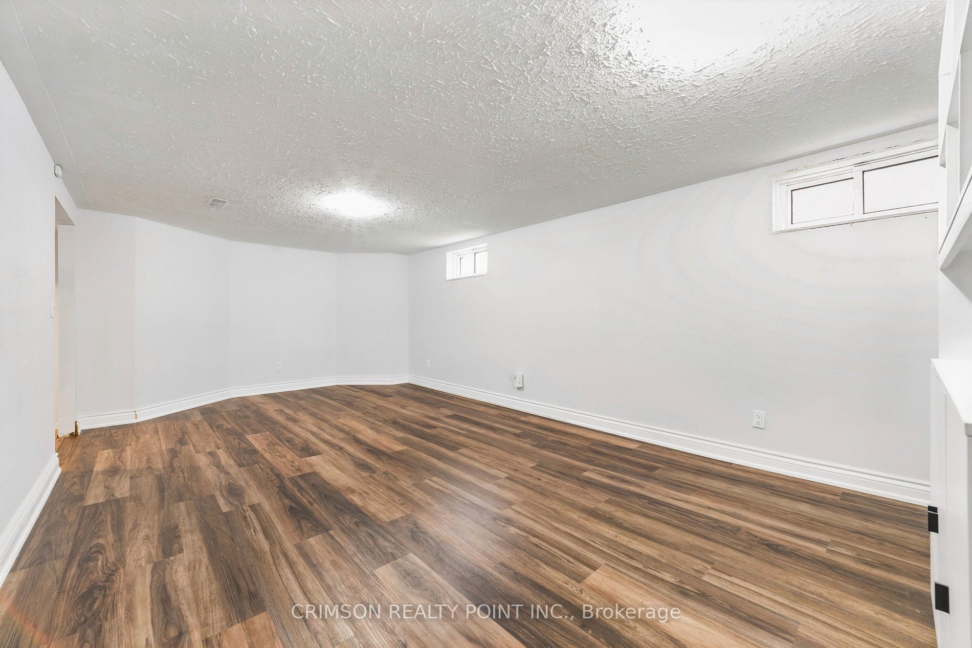503 Athol Street E Property Photo 38