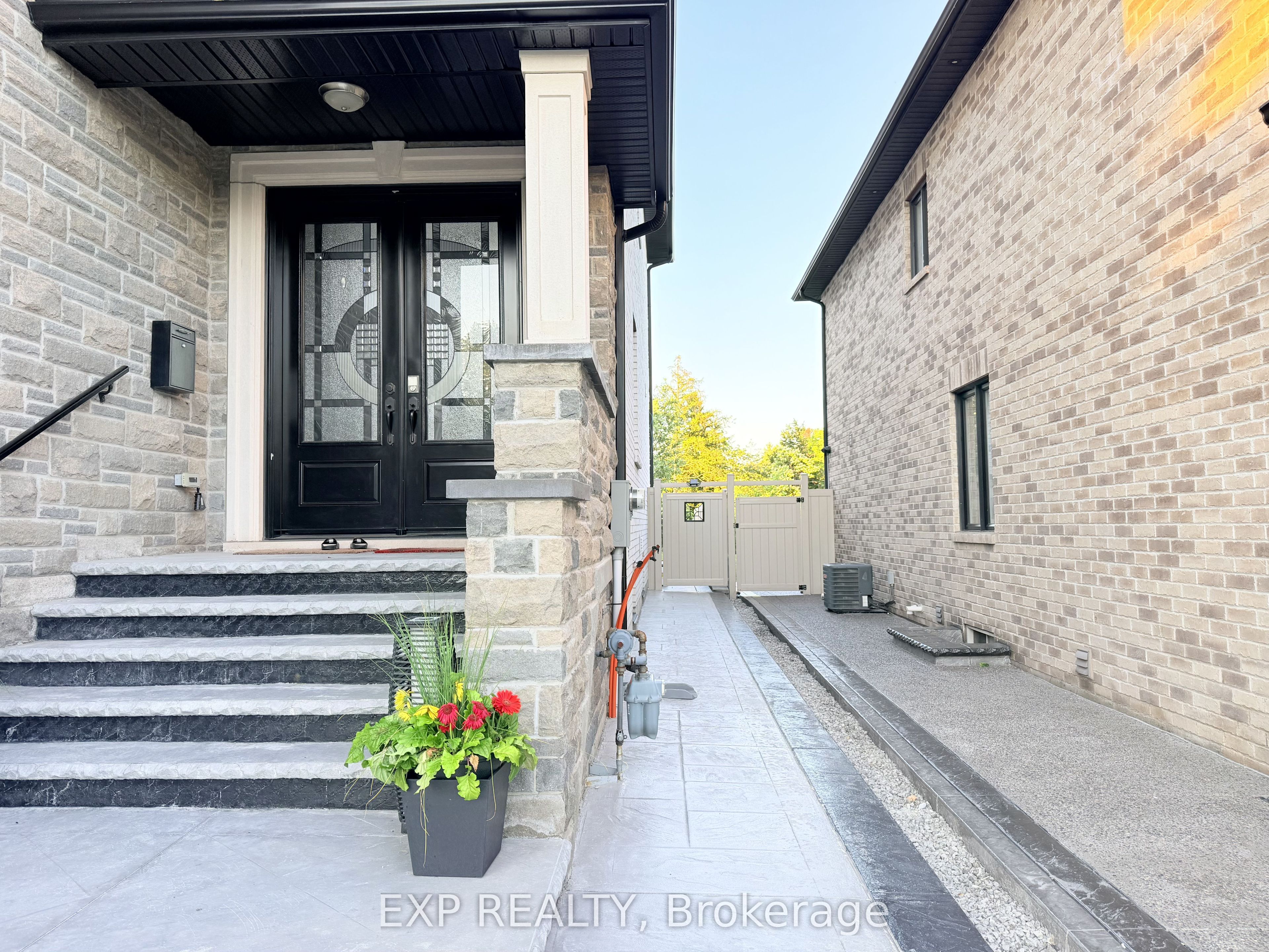 1606 Sandhurst Crescent Lower Property Photo 1
