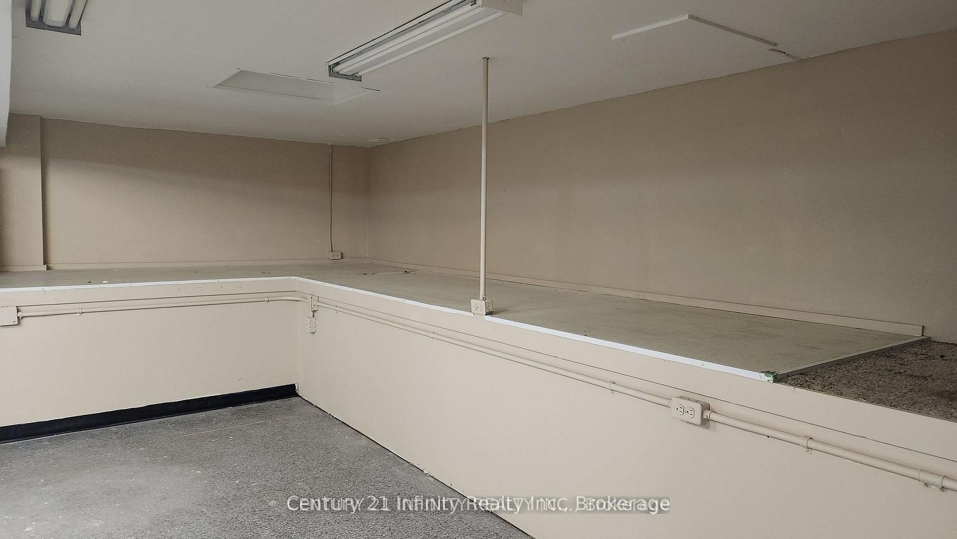 907 Simcoe Street N B Property Photo 4