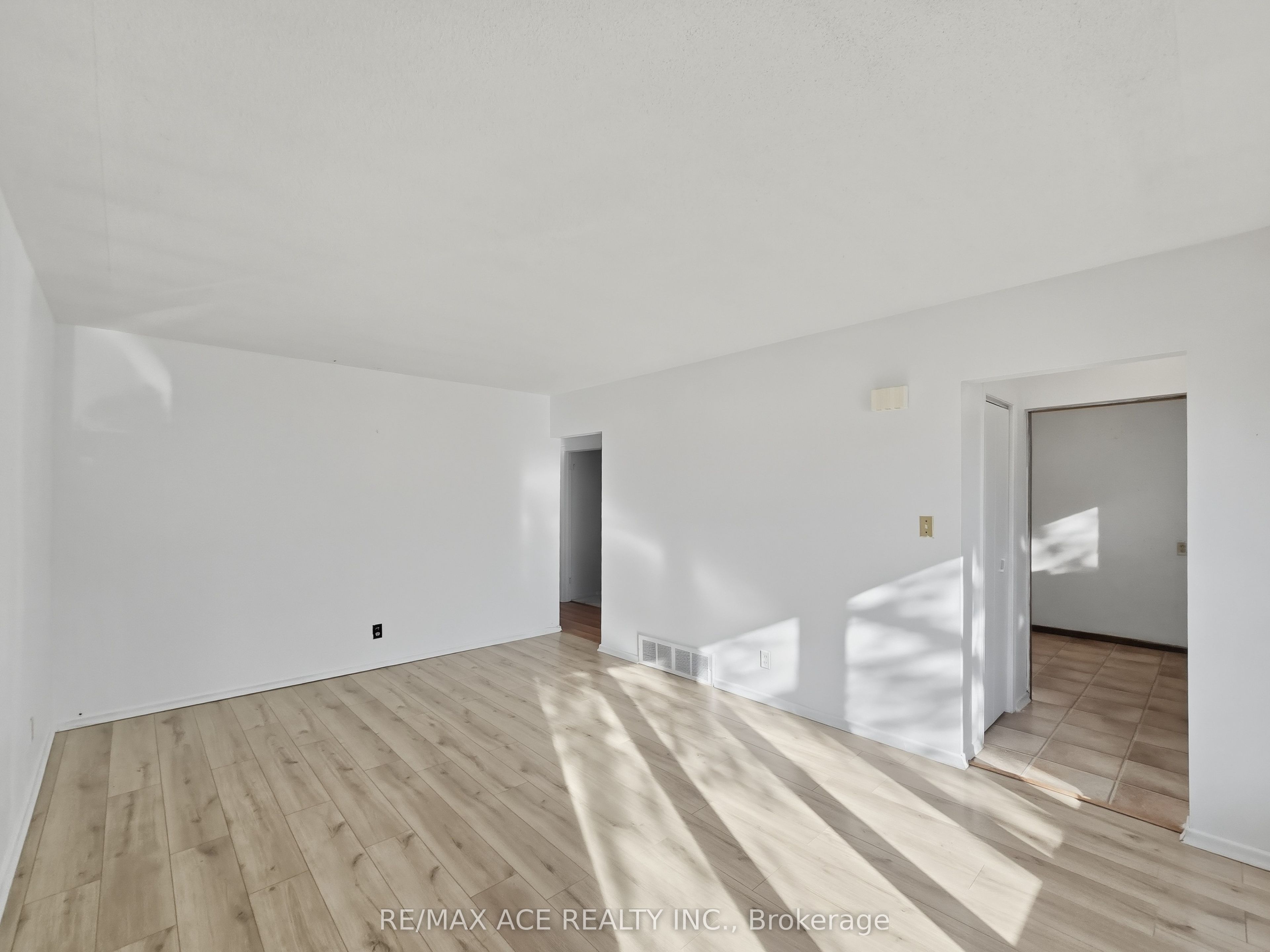 1385 Park Road S Property Photo 6