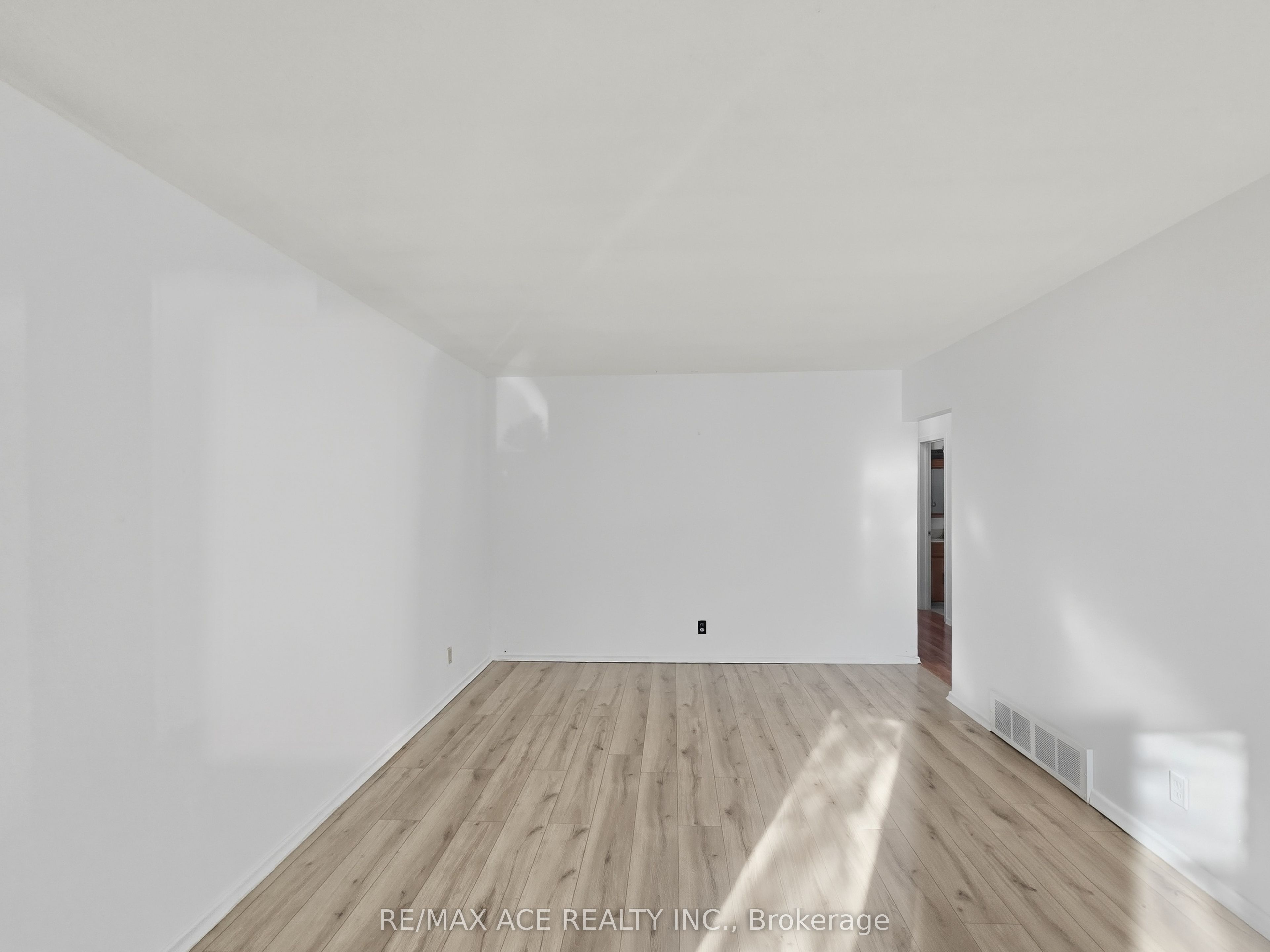 1385 Park Road S Property Photo 7
