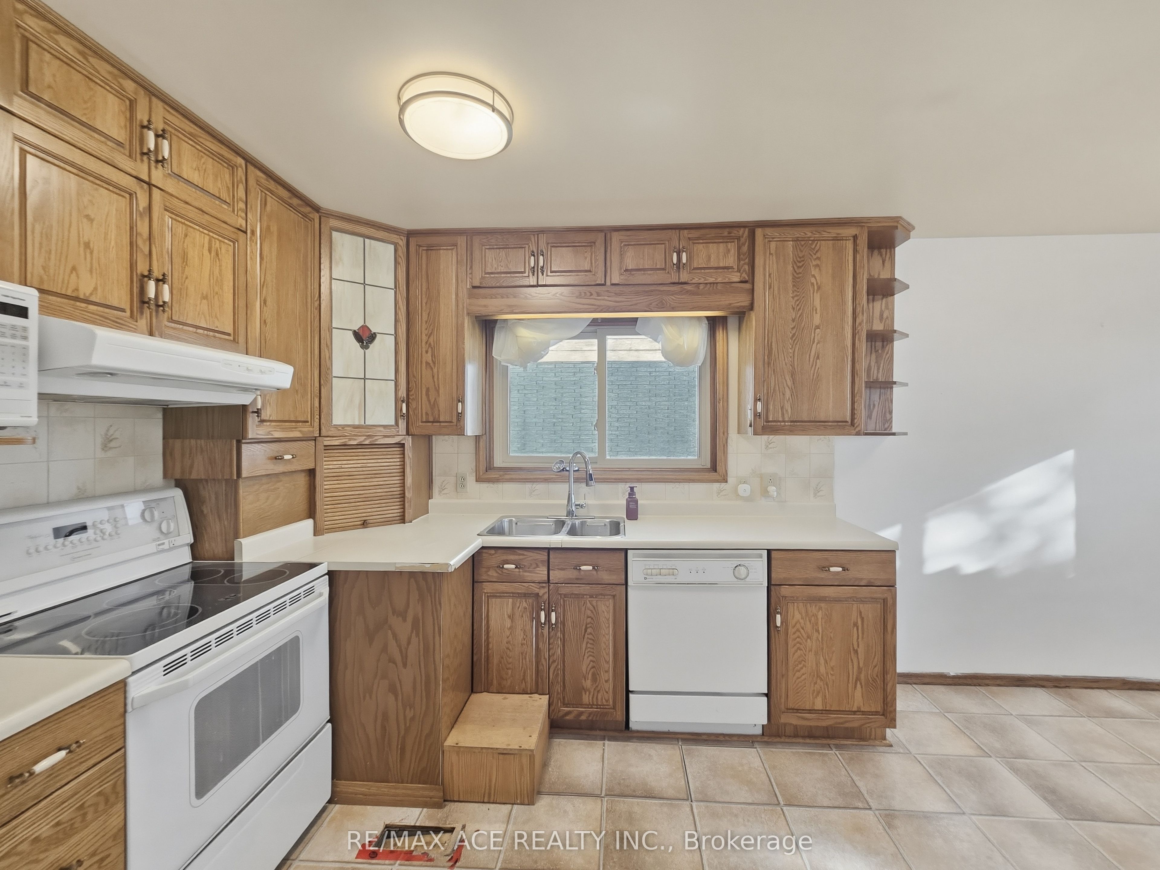 1385 Park Road S Property Photo 10