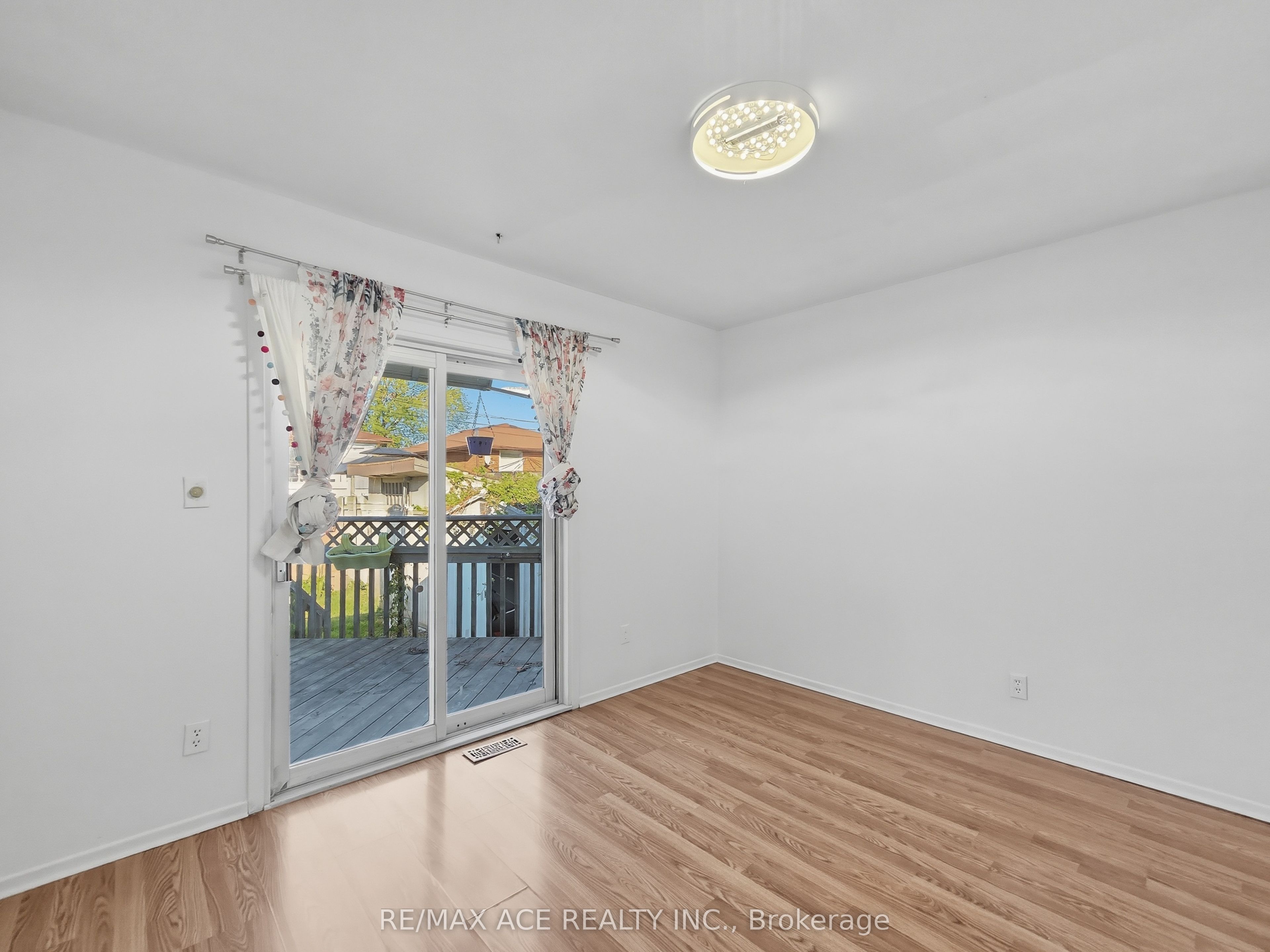 1385 Park Road S Property Photo 15