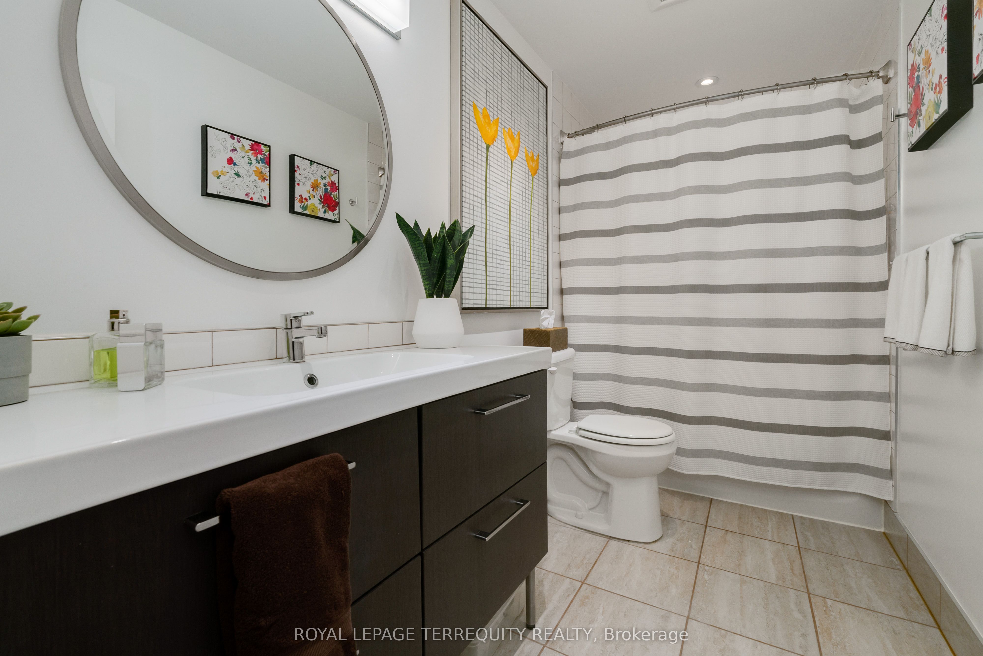 894 Queen Street E Property Photo 9