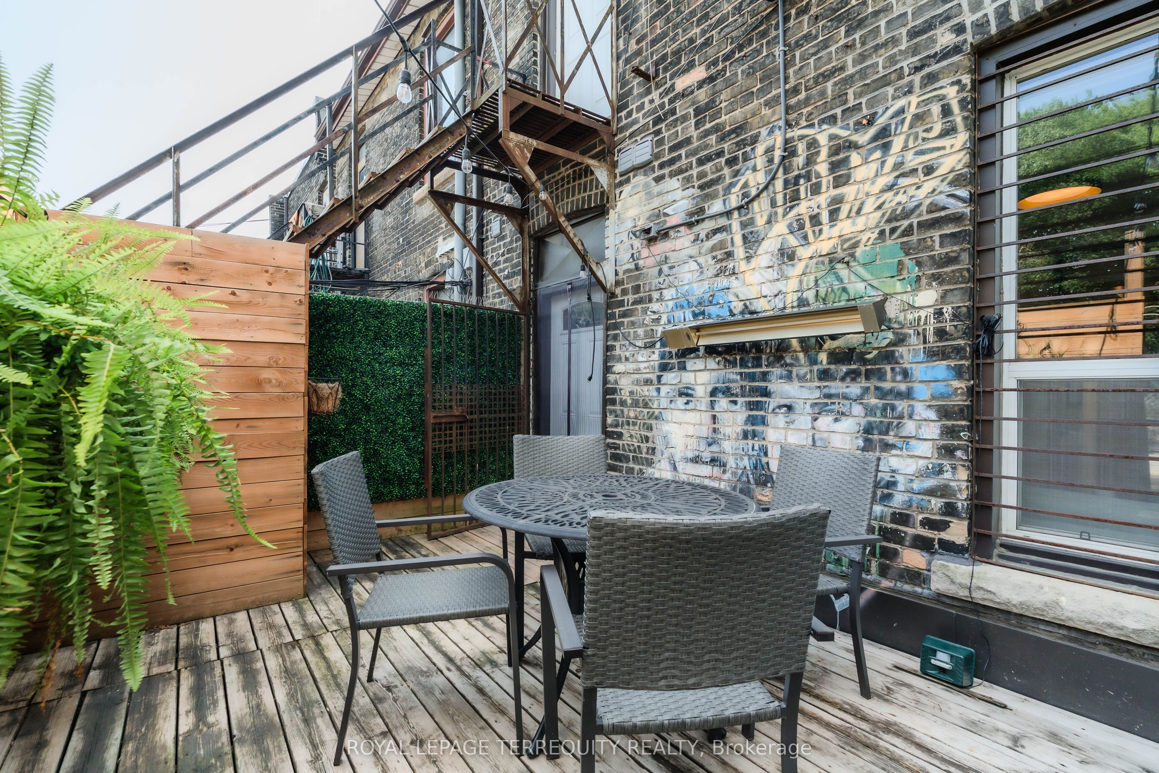 894 Queen Street E Property Photo 10