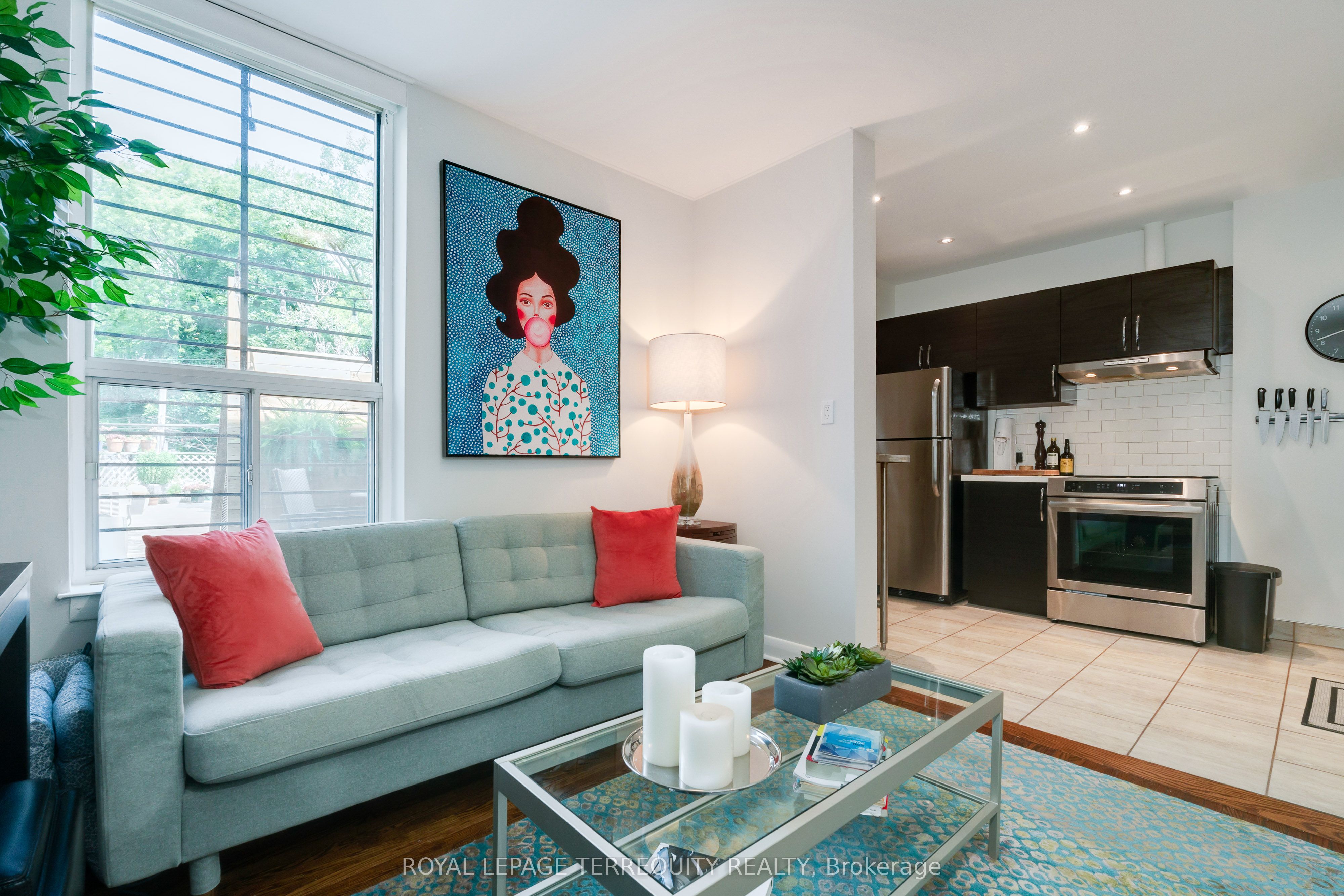 894 Queen Street E Property Photo 14