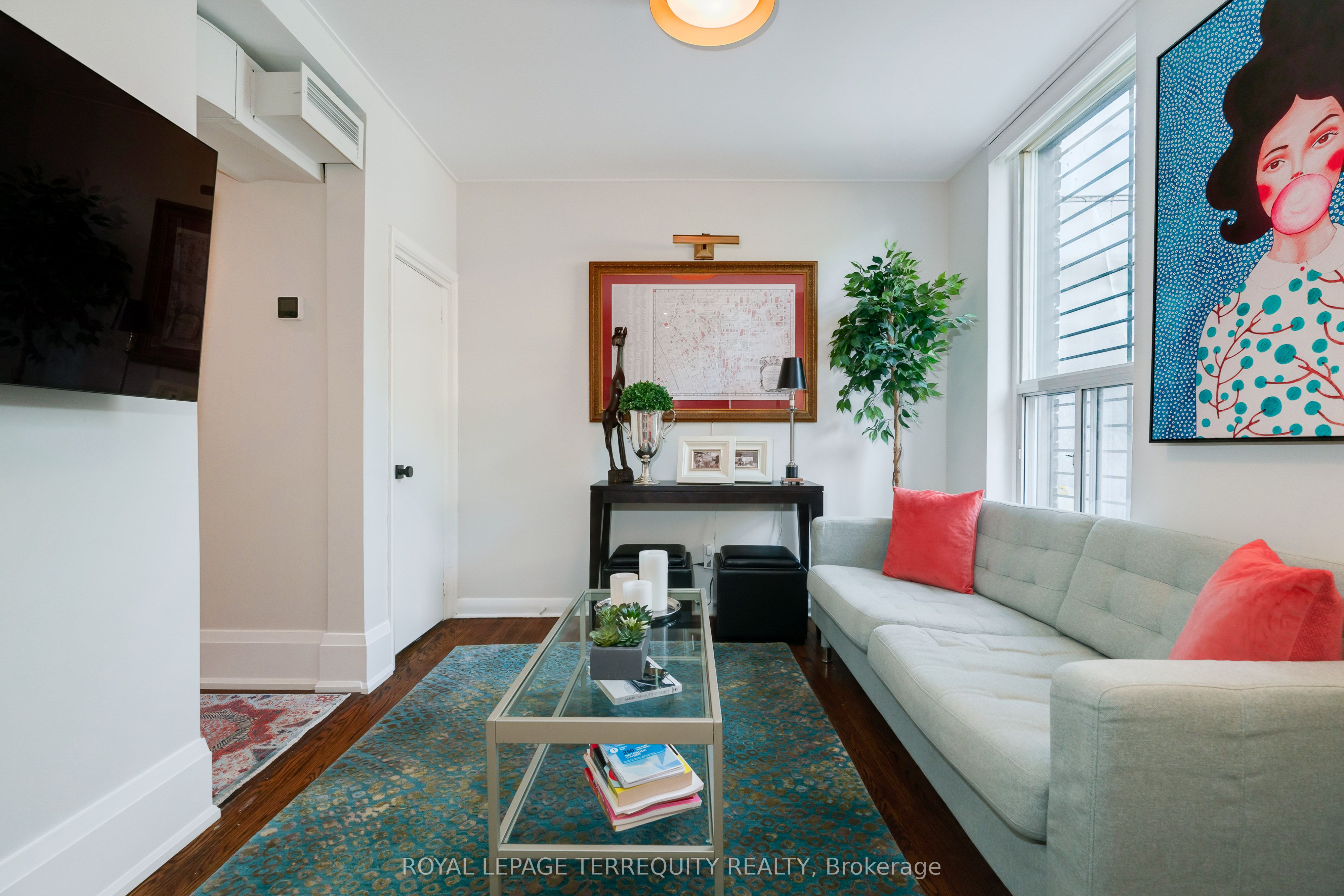894 Queen Street E Property Photo 15