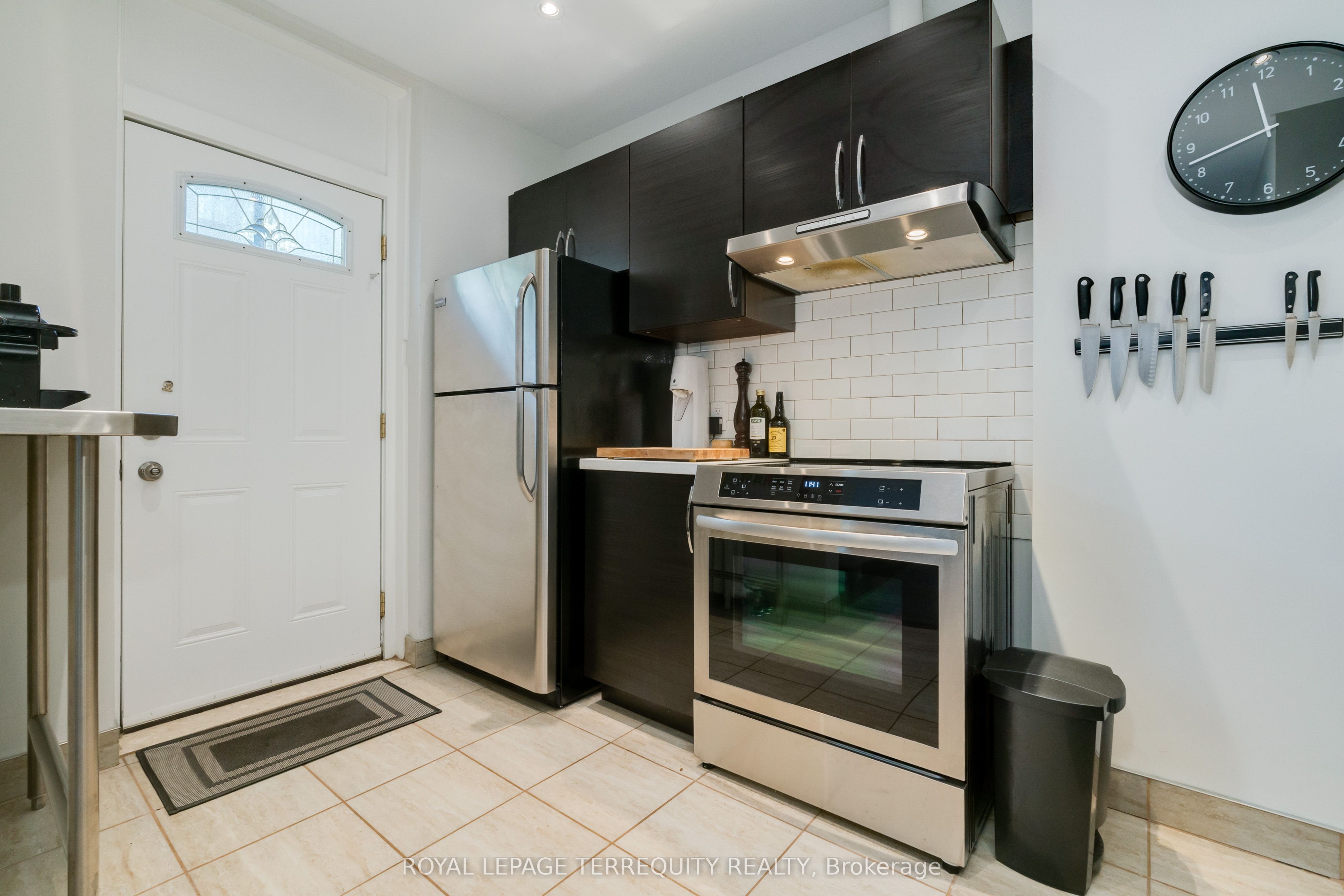 894 Queen Street E Property Photo 16