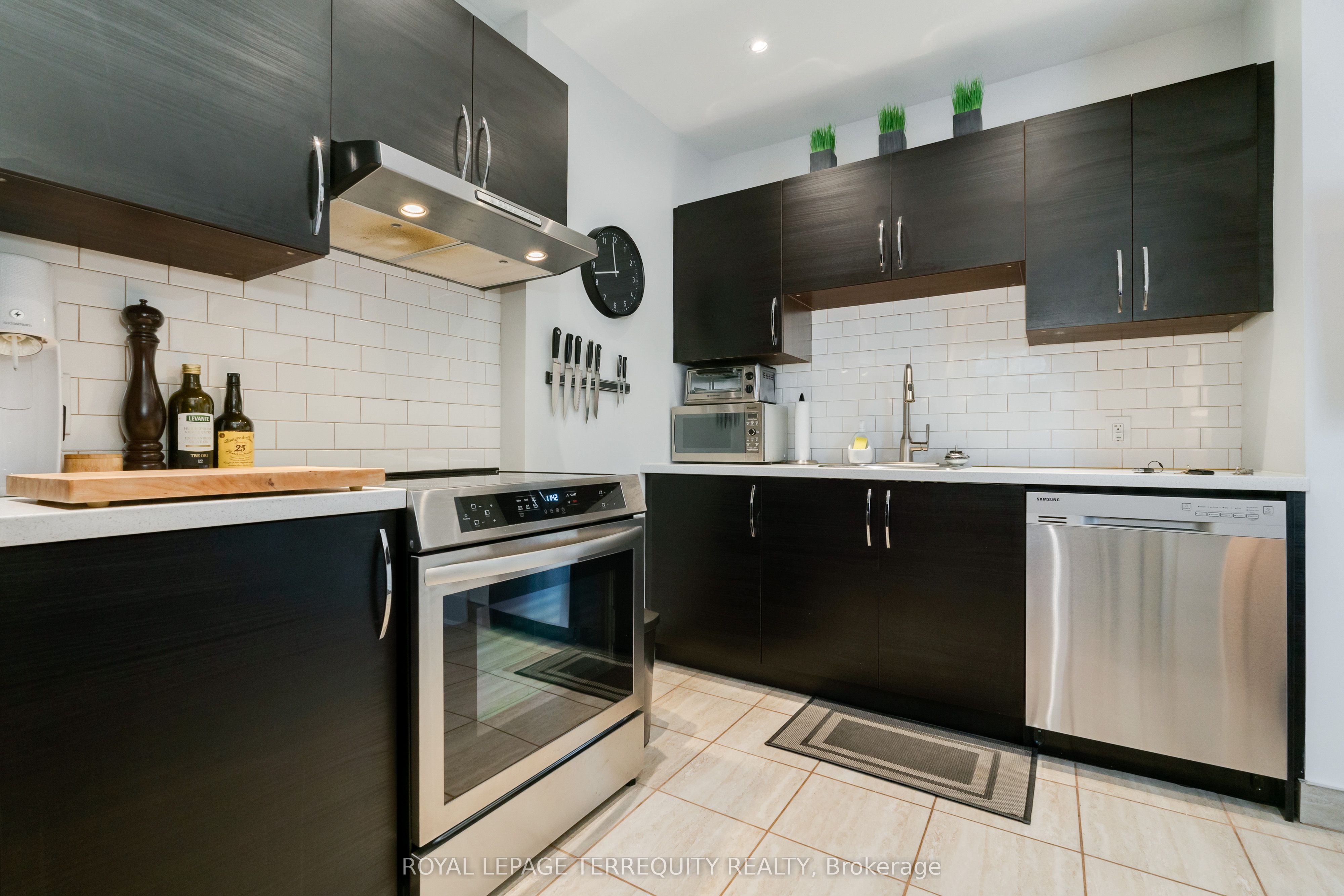 894 Queen Street E Property Photo 17