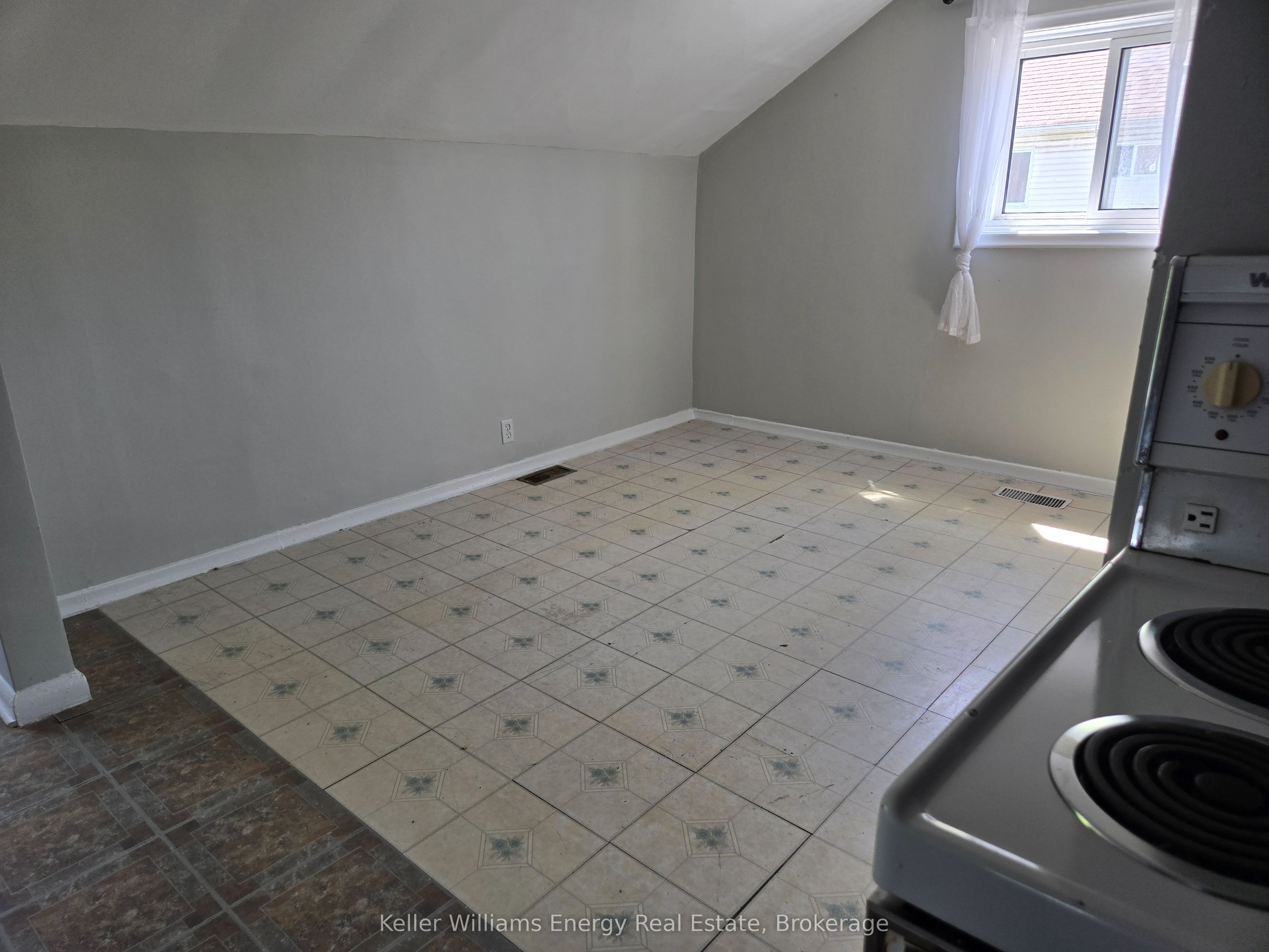 86 Brock Street E #3 Property Photo 2
