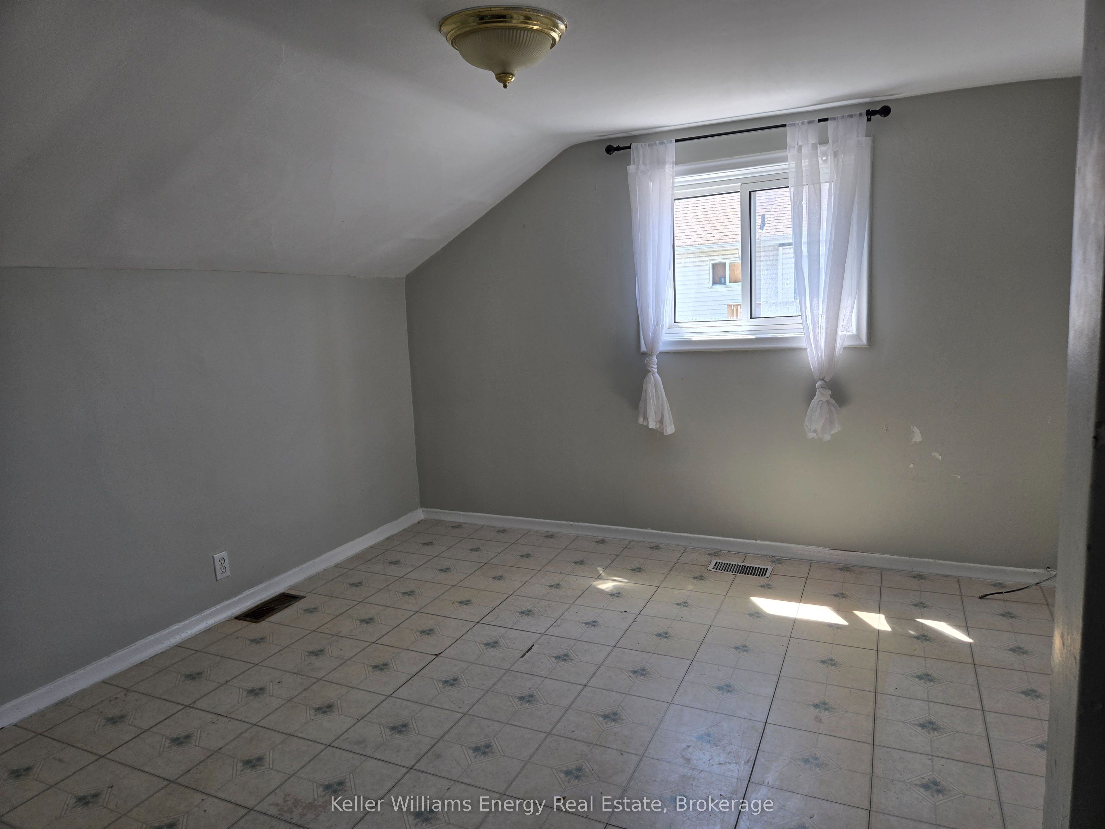 86 Brock Street E #3 Property Photo 4
