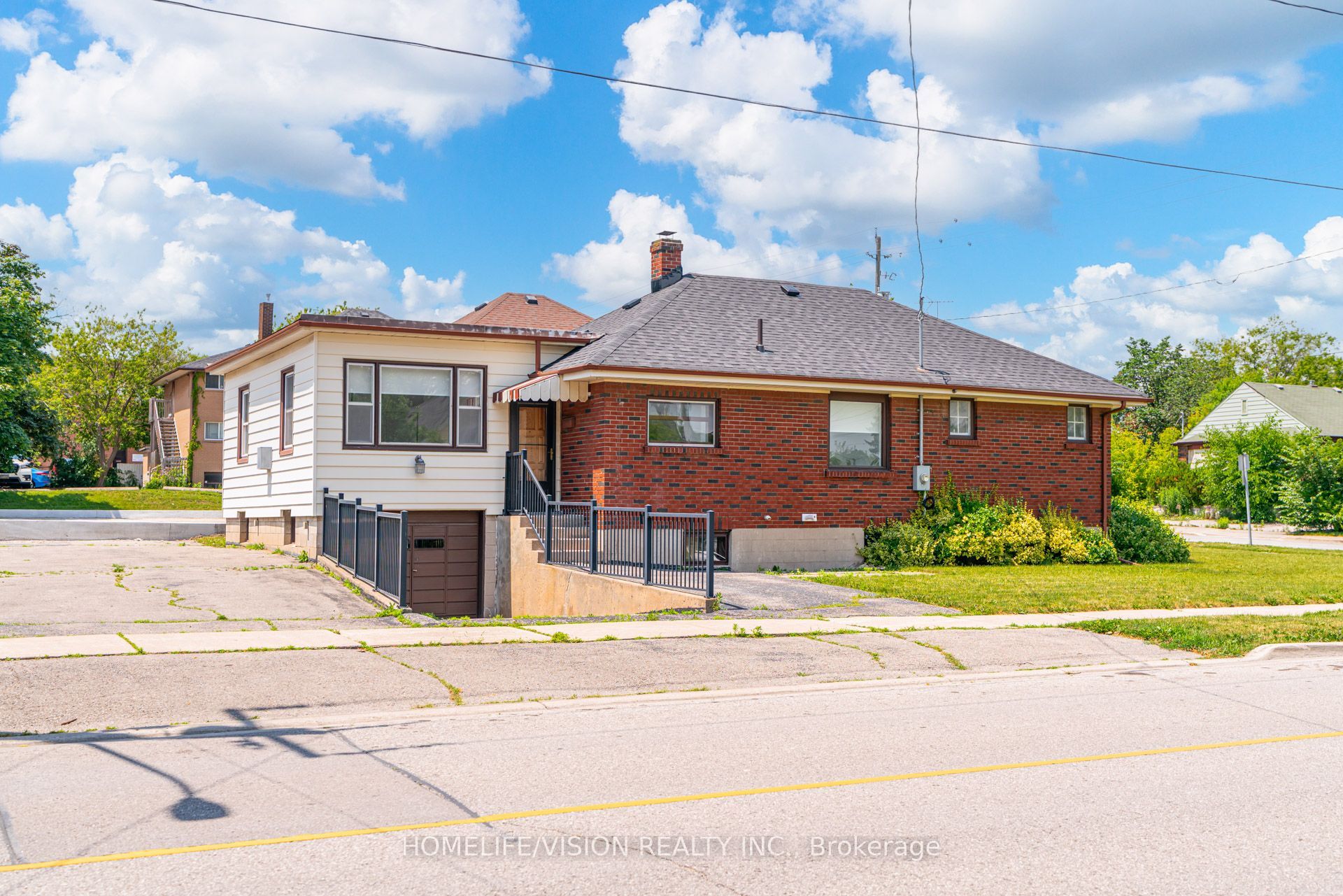 133 Mary Street E Property Photo 37