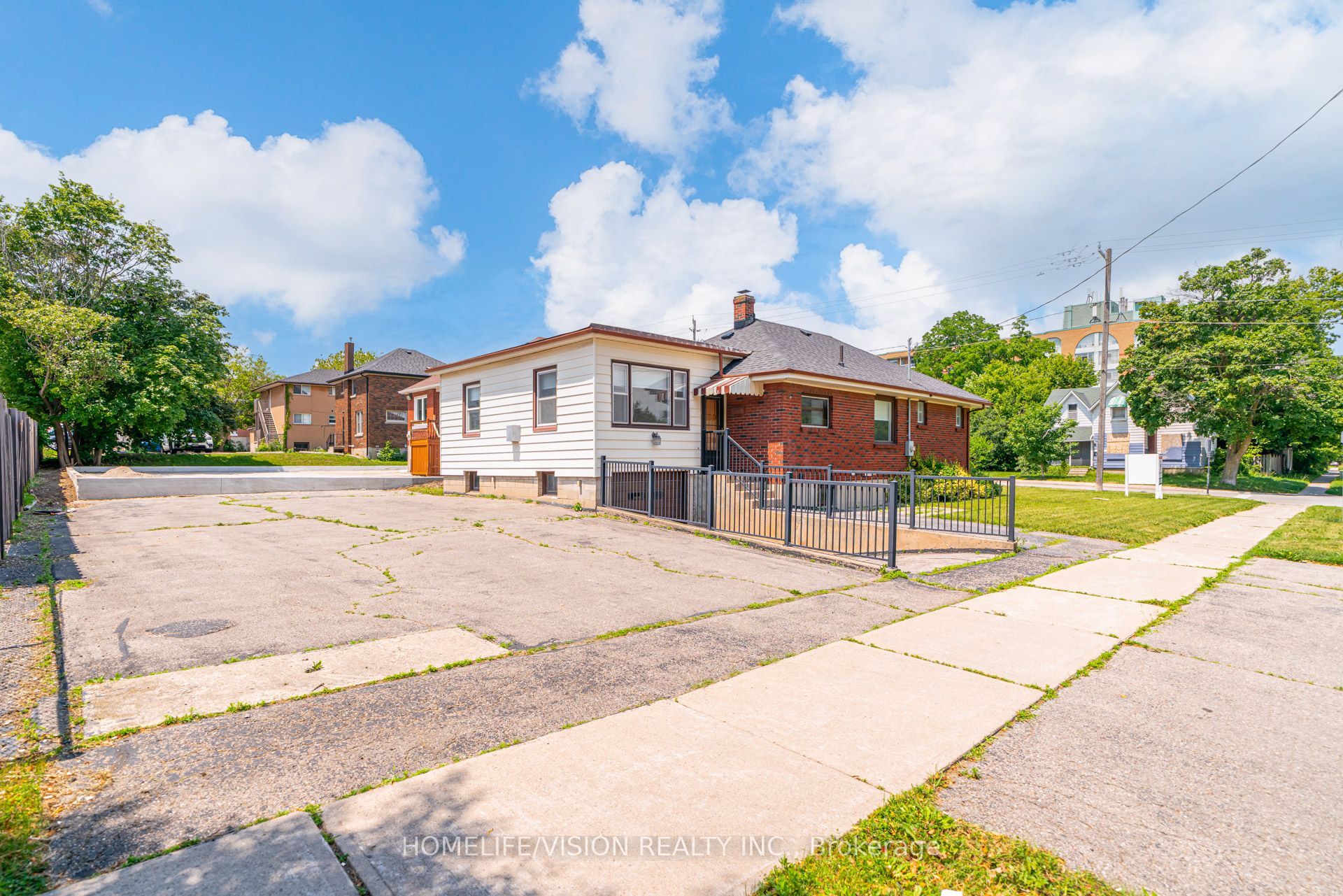 133 Mary Street E Property Photo 38