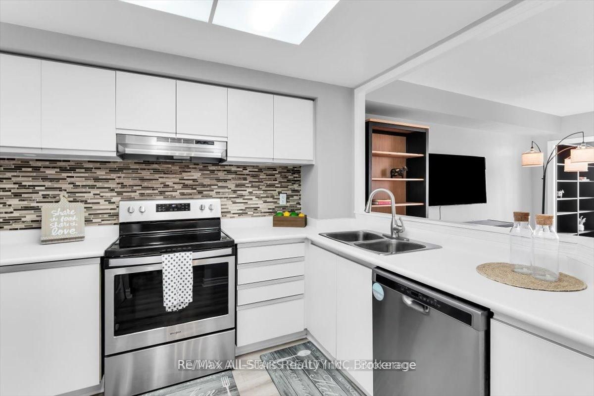 711 Rossland Road E 1002 Property Photo 5
