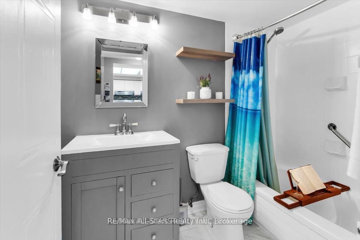 711 Rossland Road E 1002 Property Photo 18