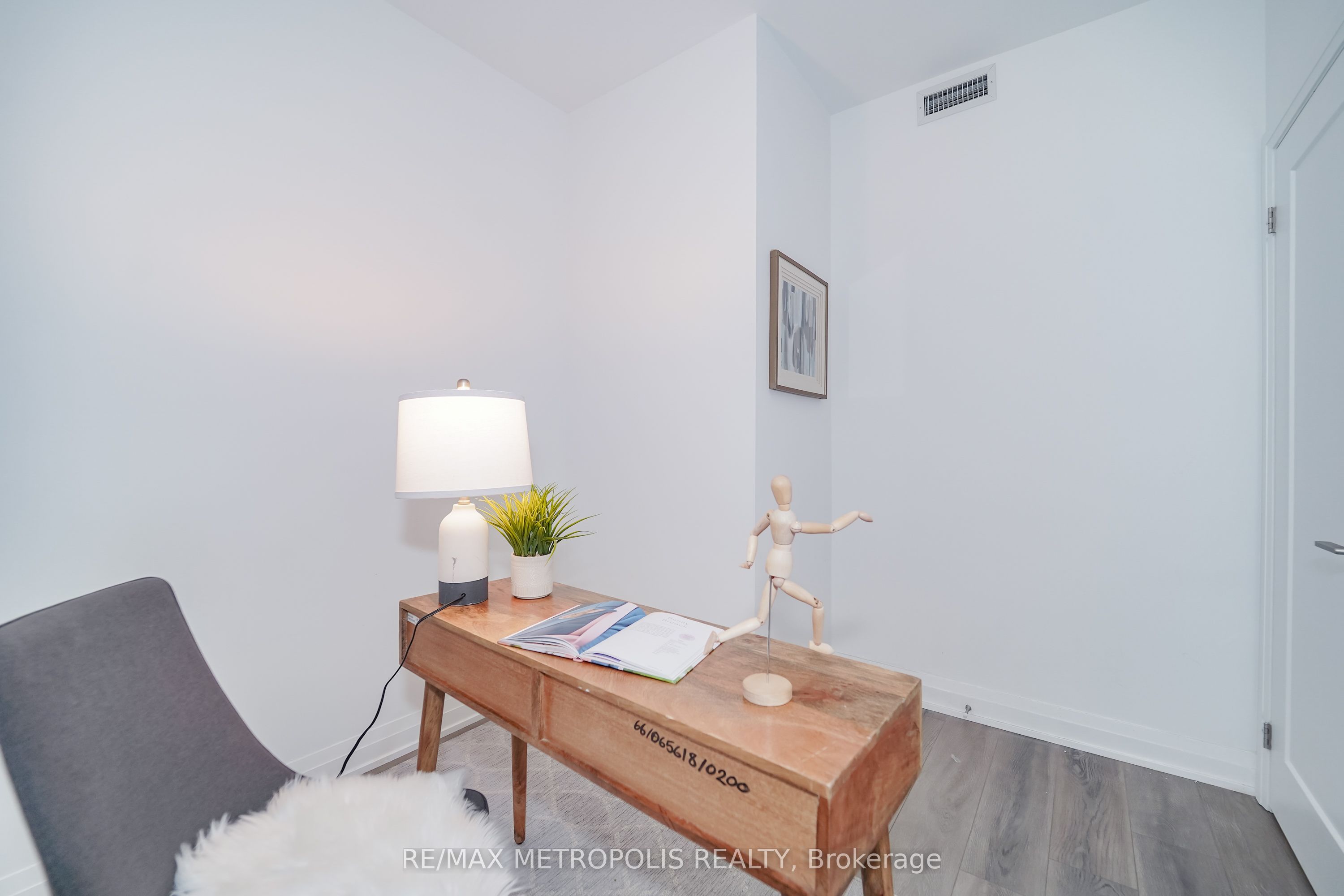 286 Main Street 421 Property Photo 17