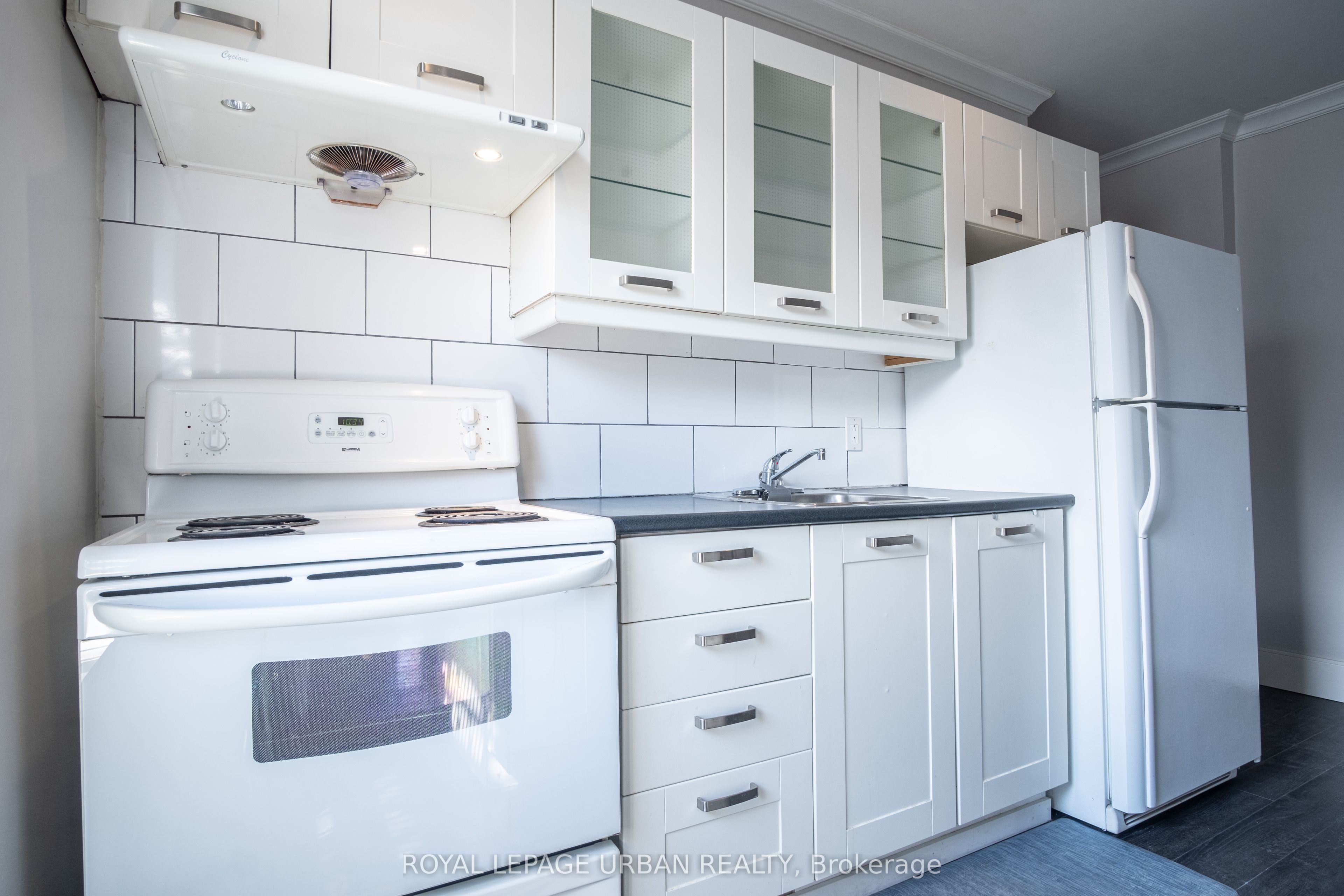 636 Danforth Avenue 2 Property Photo 8