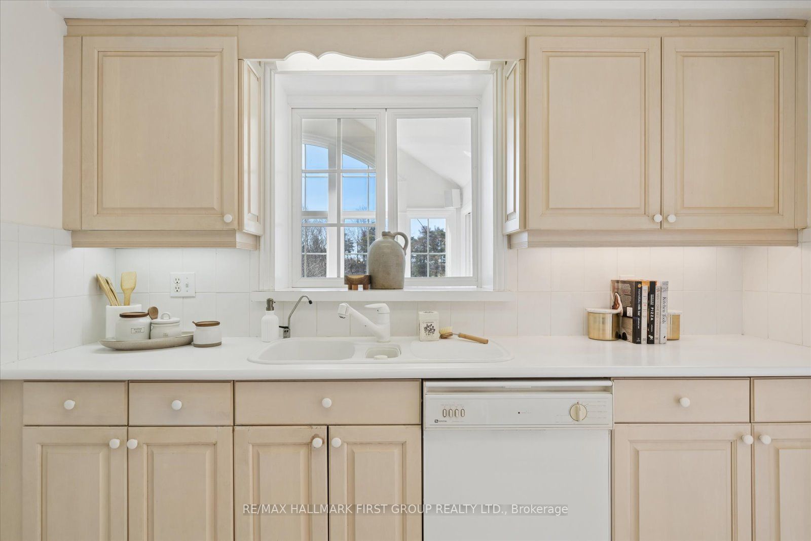 525 Myrtle Road W Property Photo 14