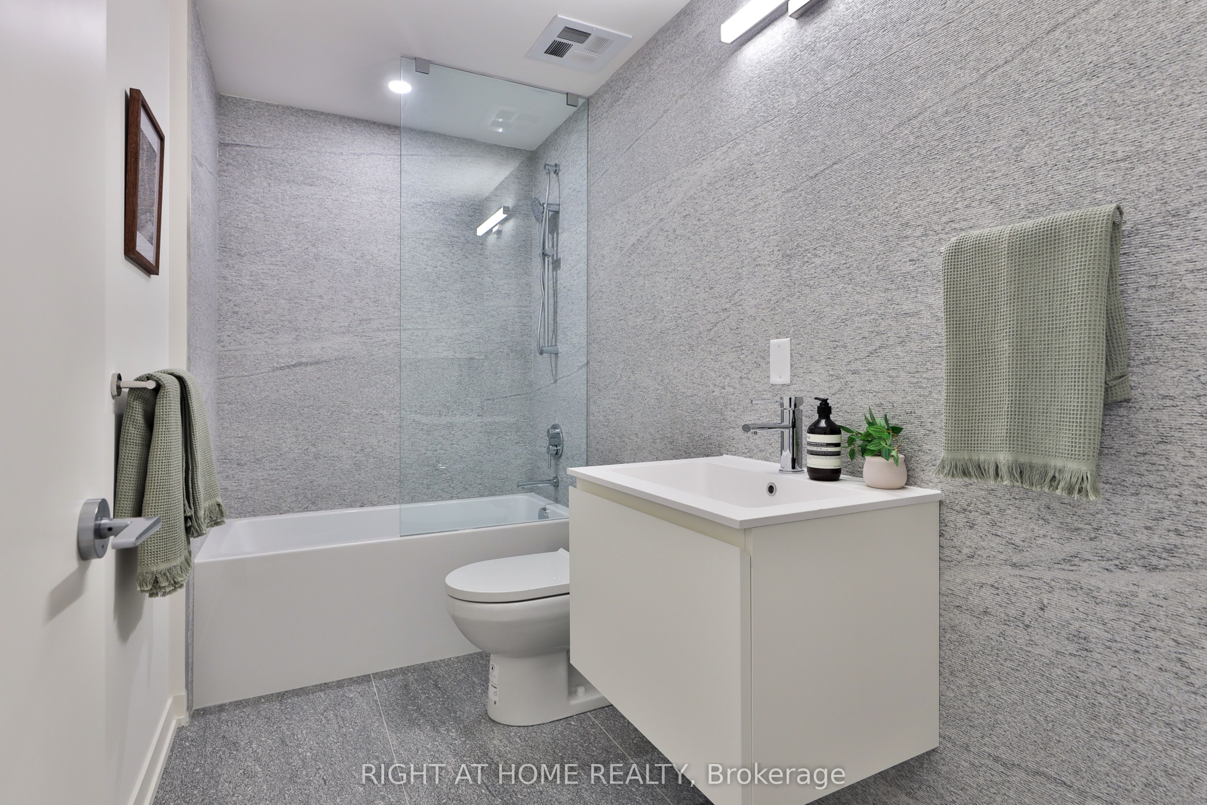 761 Queen Street E 205 Property Photo 17
