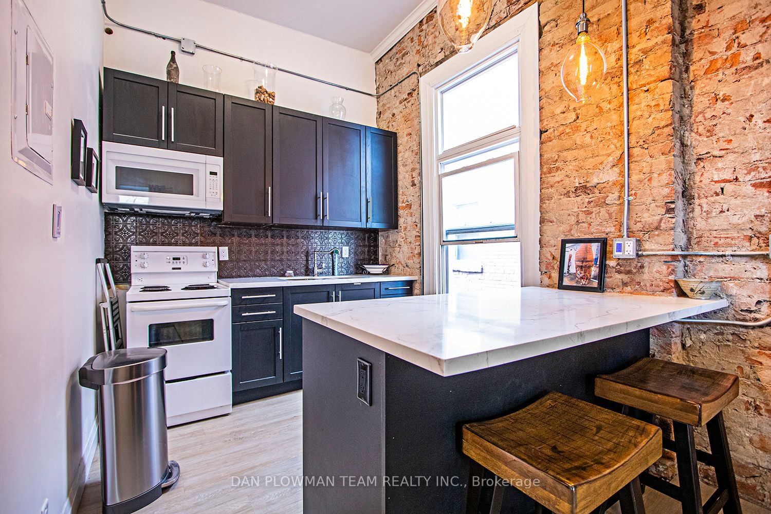 8-10 Simcoe Street N Property Photo 6