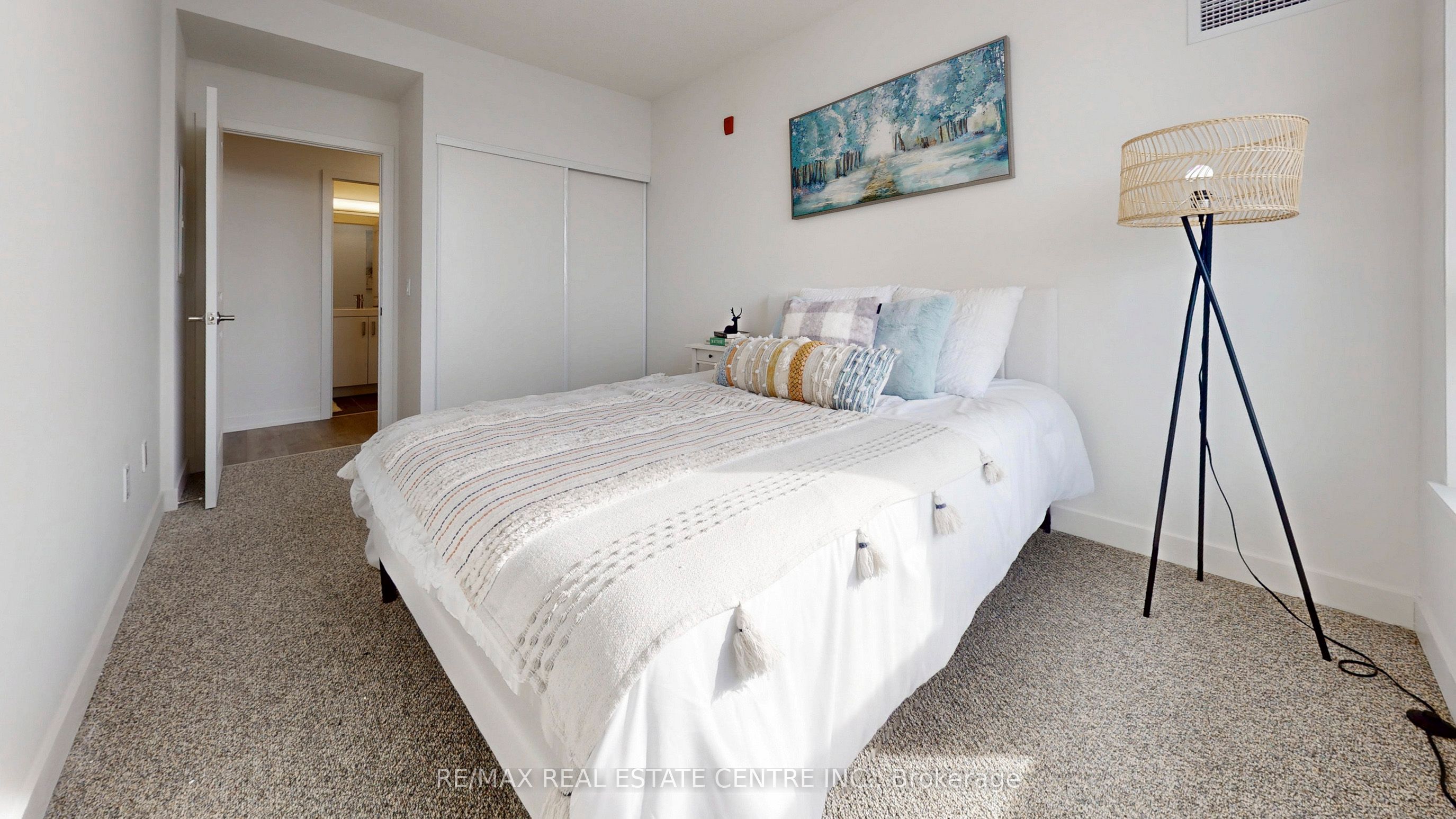 1010 Dundas Street E Ph12 Property Photo 32