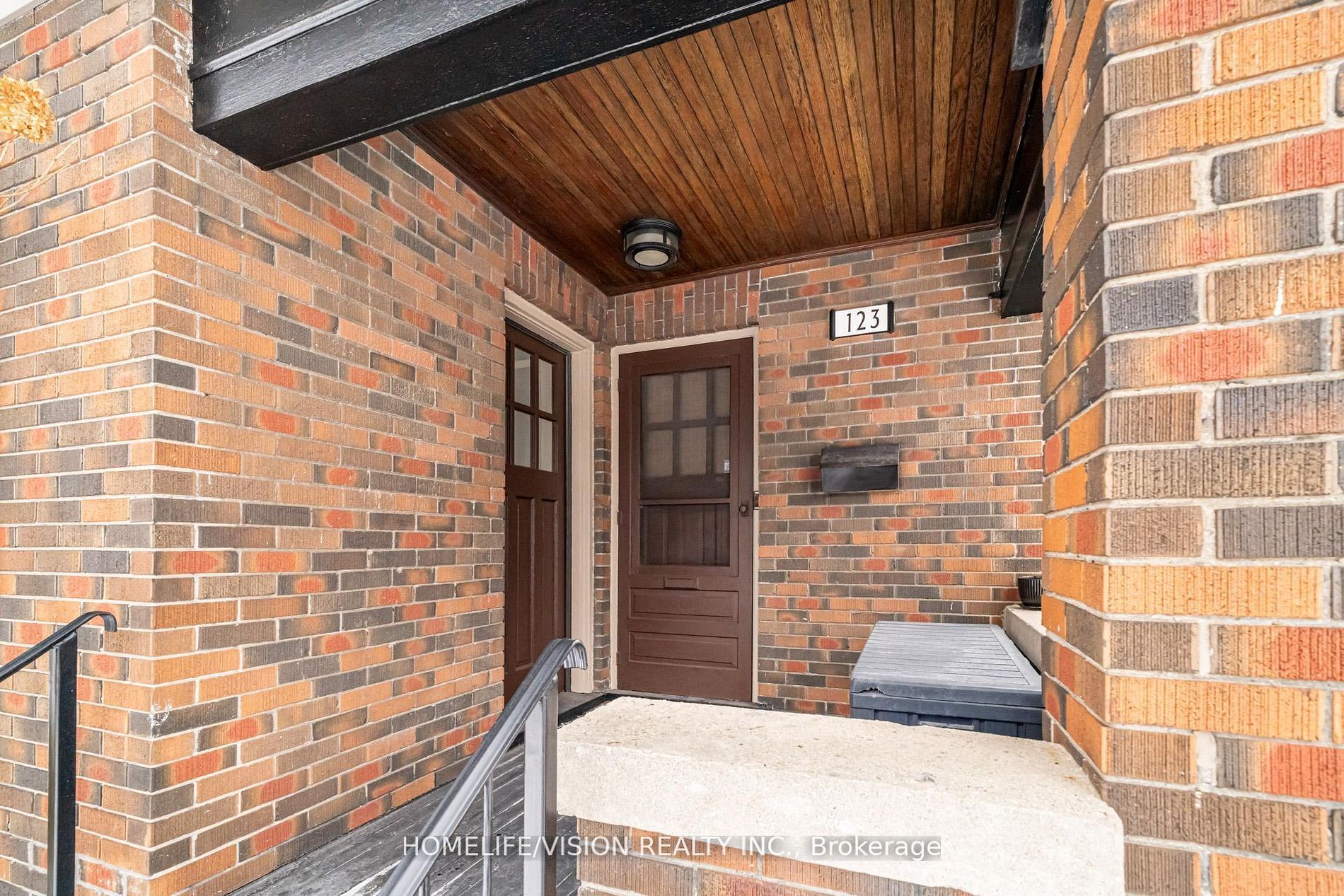 123 Mary Street E Property Photo 3