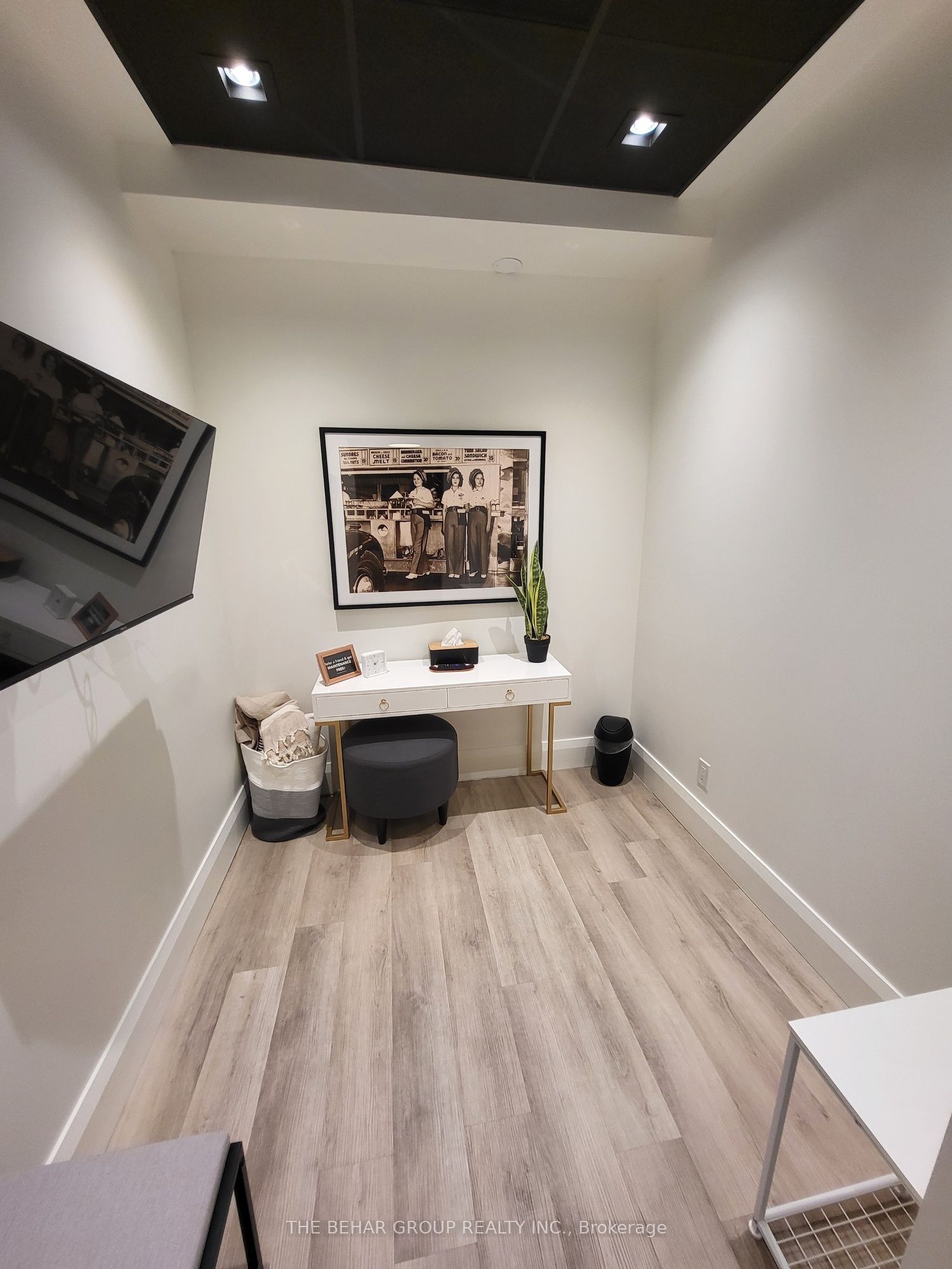 2128 Queen Street E Property Photo 10
