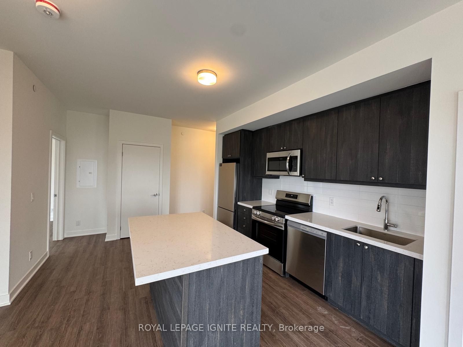 51 Clarington Boulevard 607 Property Photo 5
