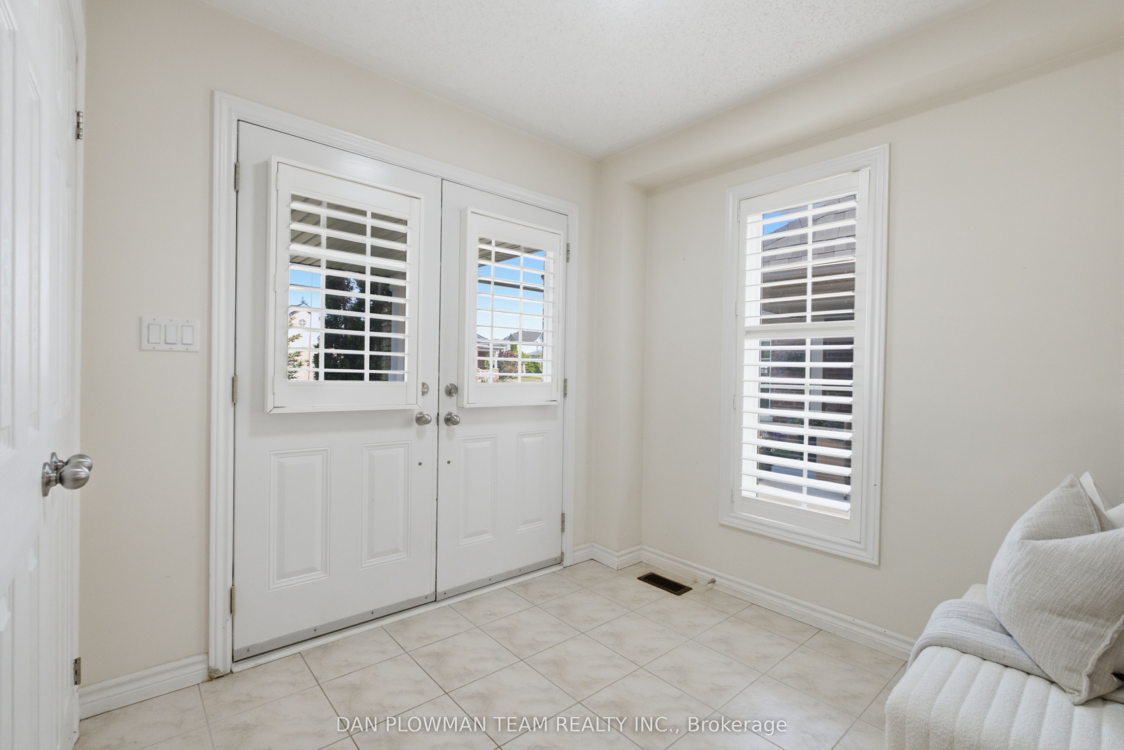 679 Oxbow Crescent Property Photo 3