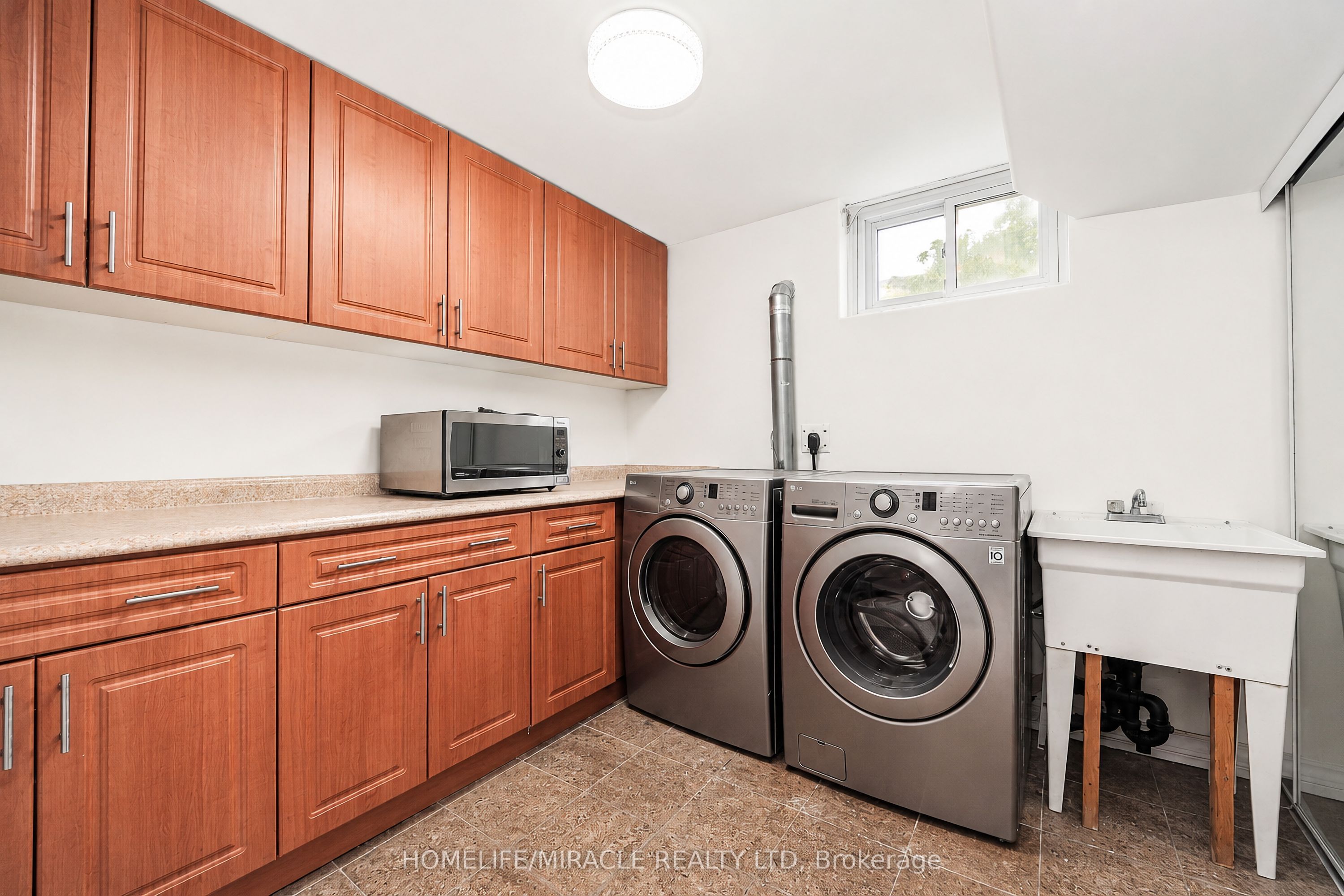 1074 Midland Avenue Property Photo 29