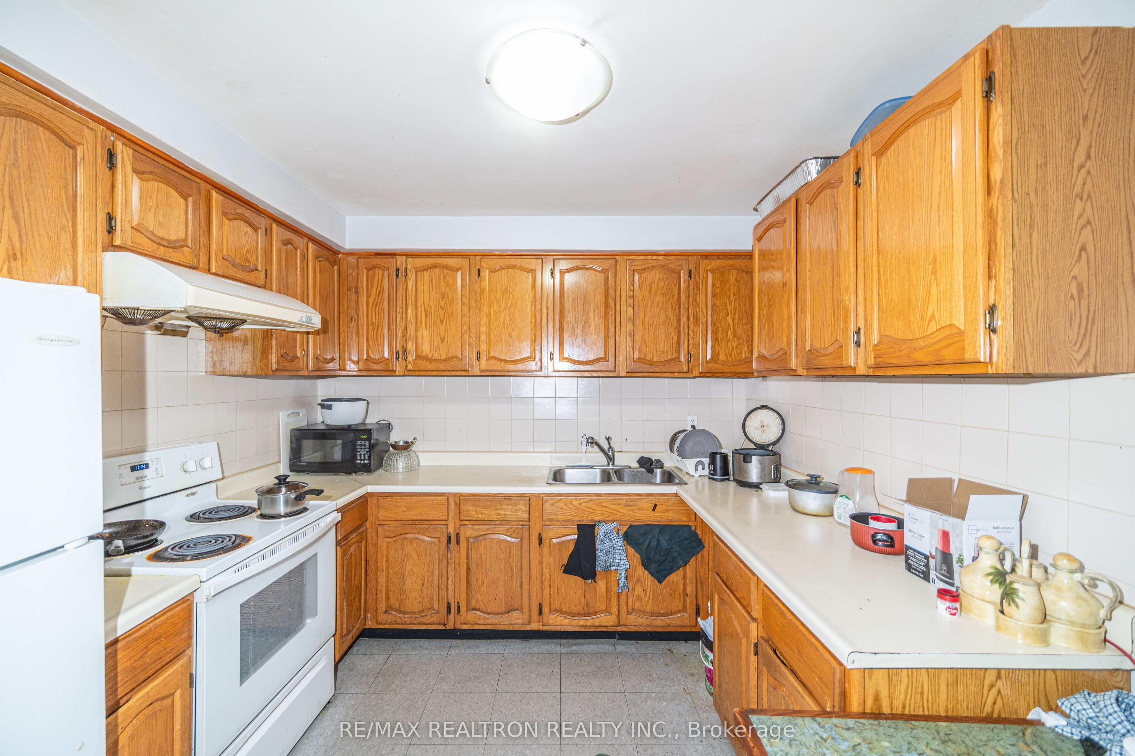 3541 St Clair Avenue E Property Photo 12