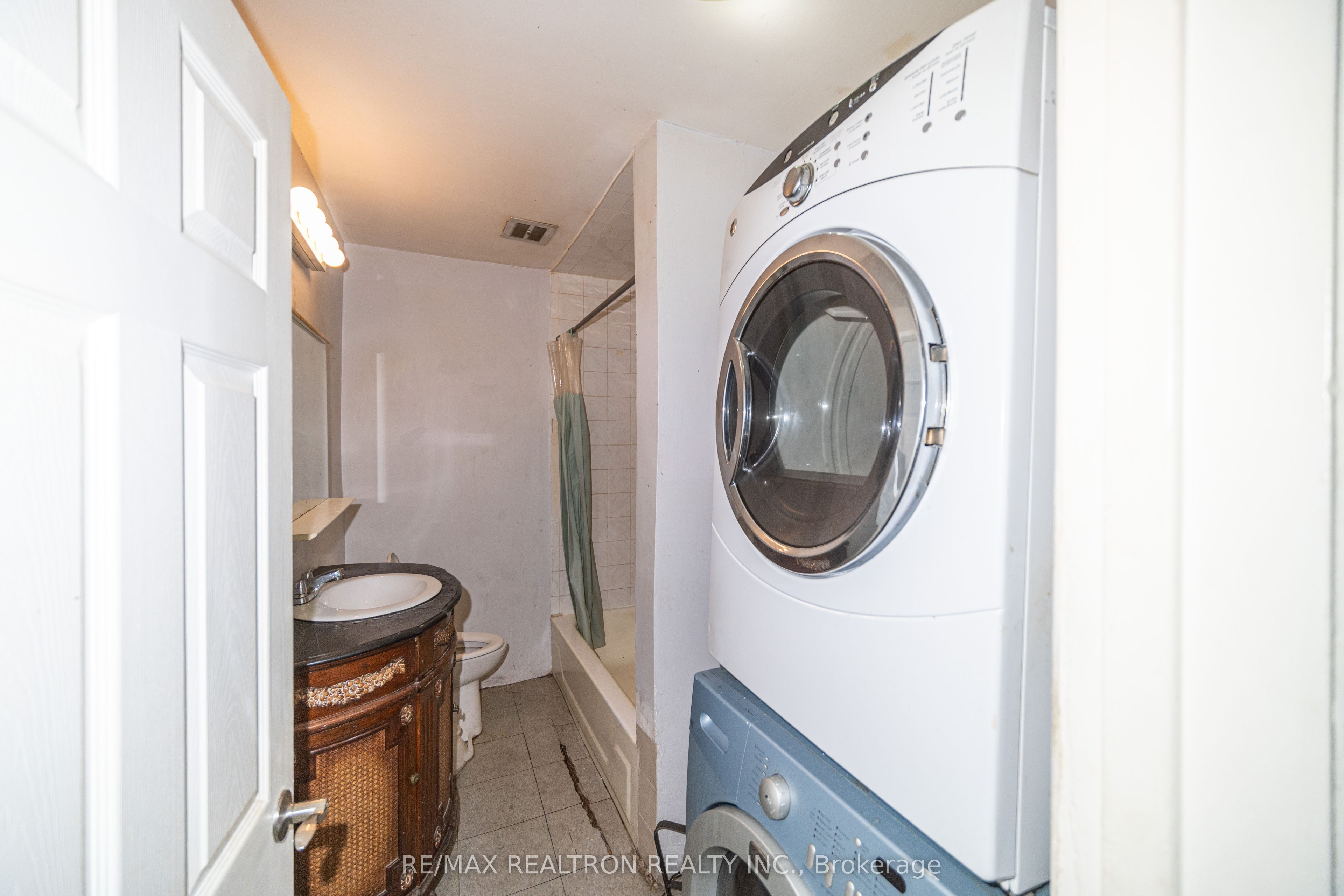 3541 St Clair Avenue E Property Photo 13