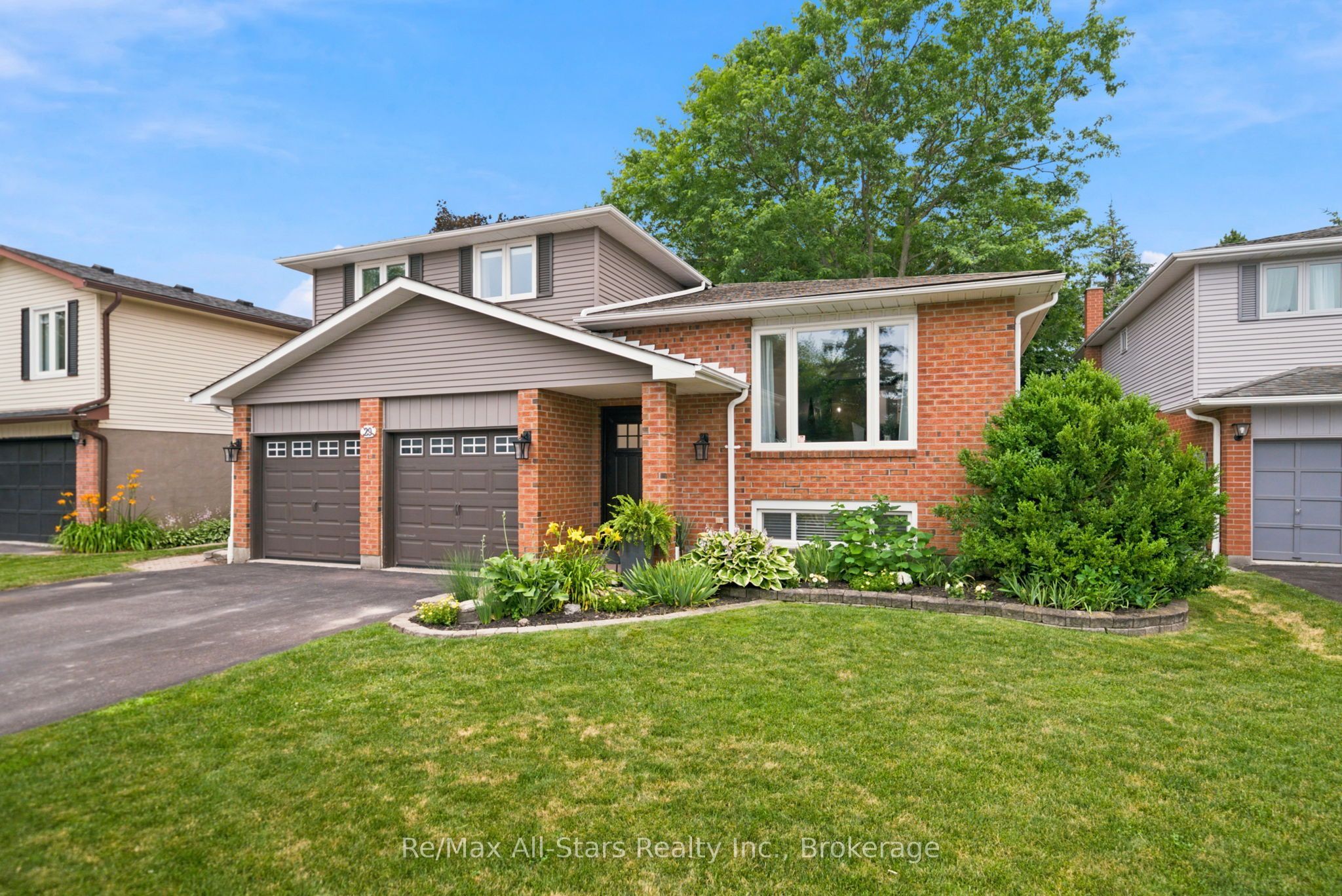 29 Applewood Crescent Property Photo 1