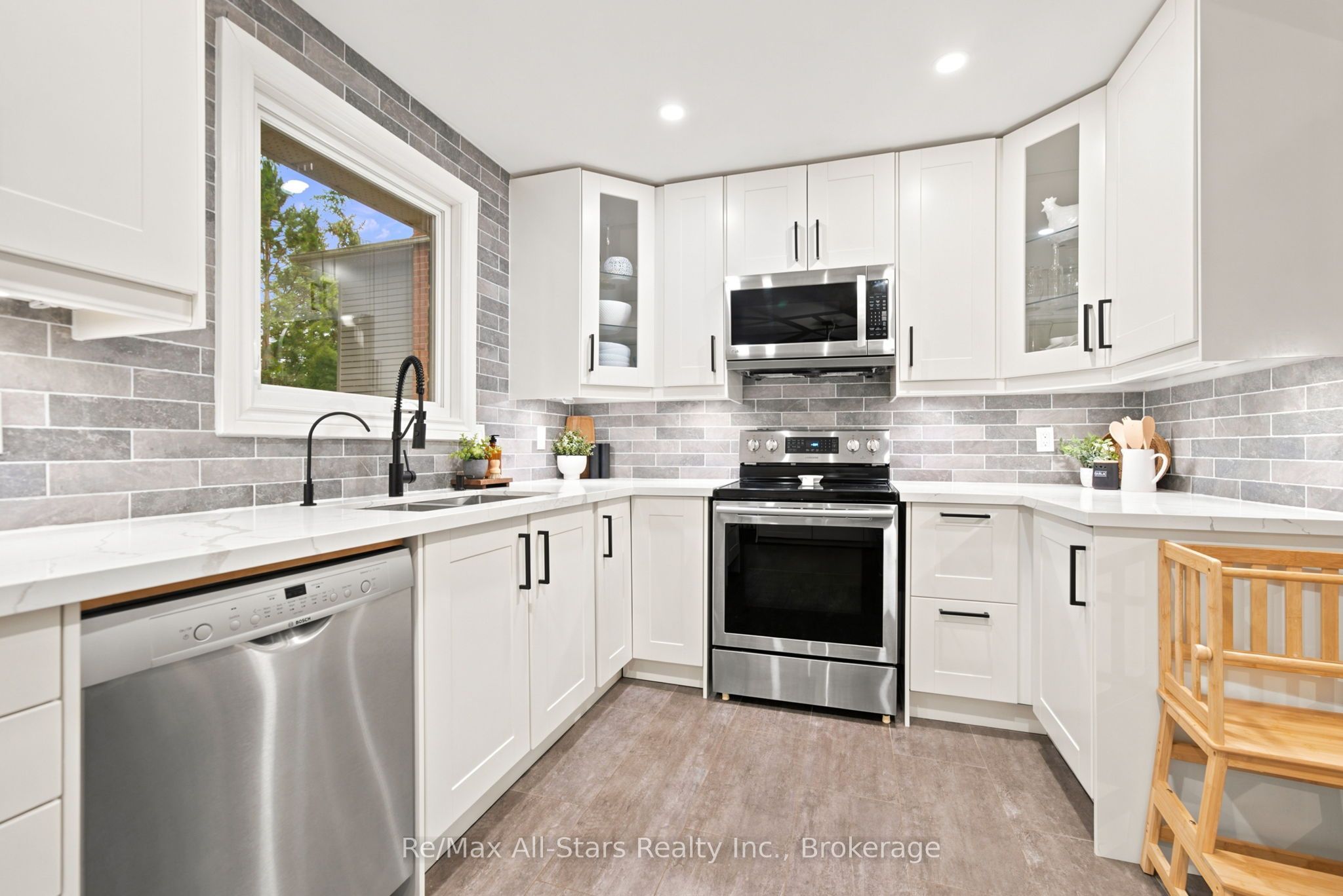 29 Applewood Crescent Property Photo 12