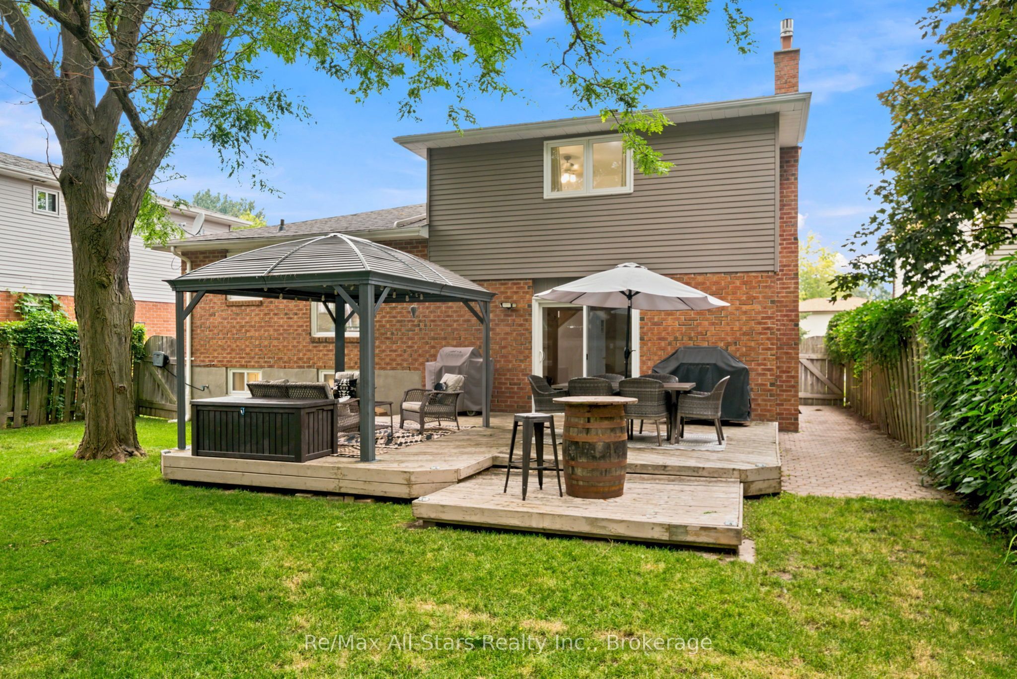 29 Applewood Crescent Property Photo 28