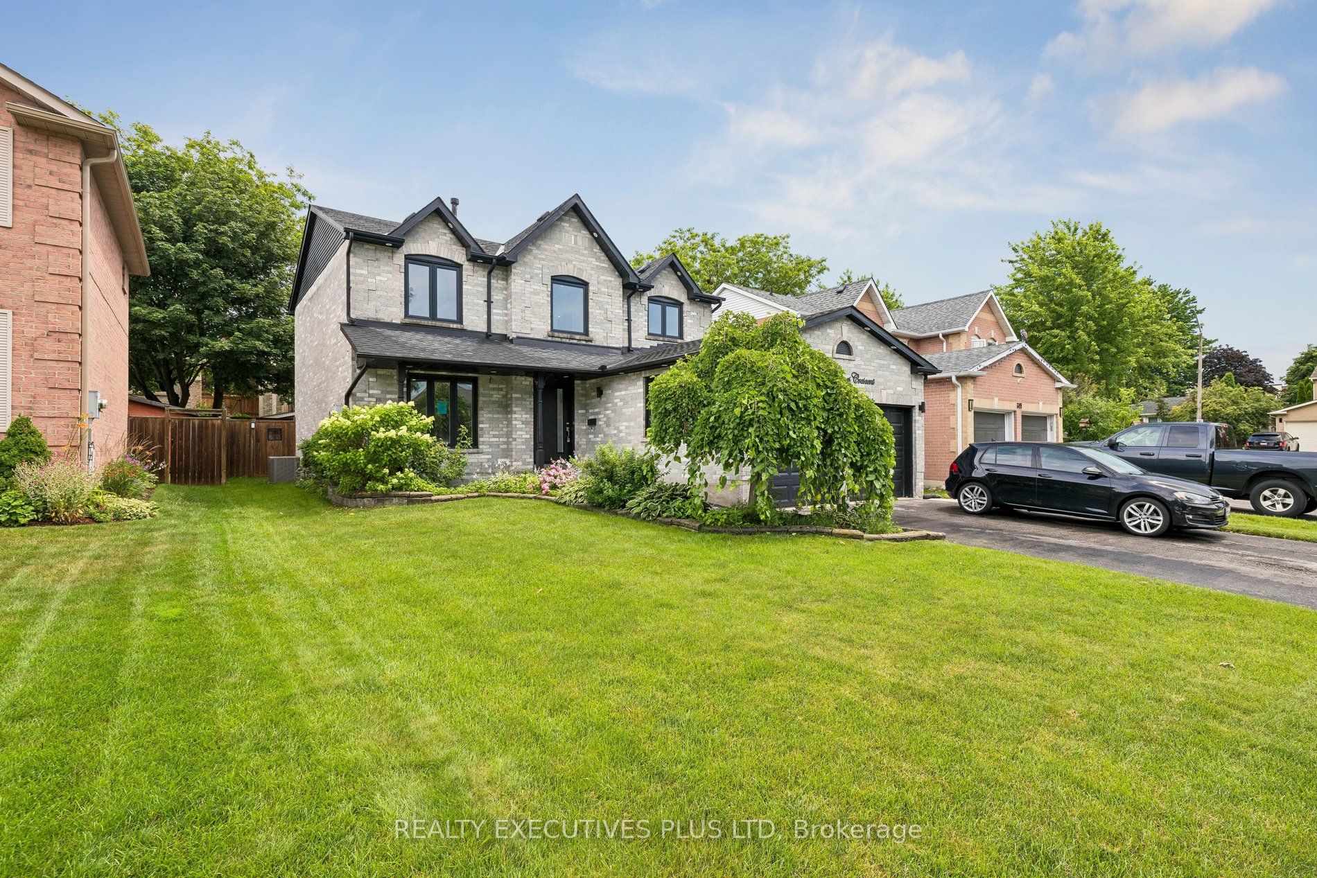693 Barnes Crescent Property Photo 2