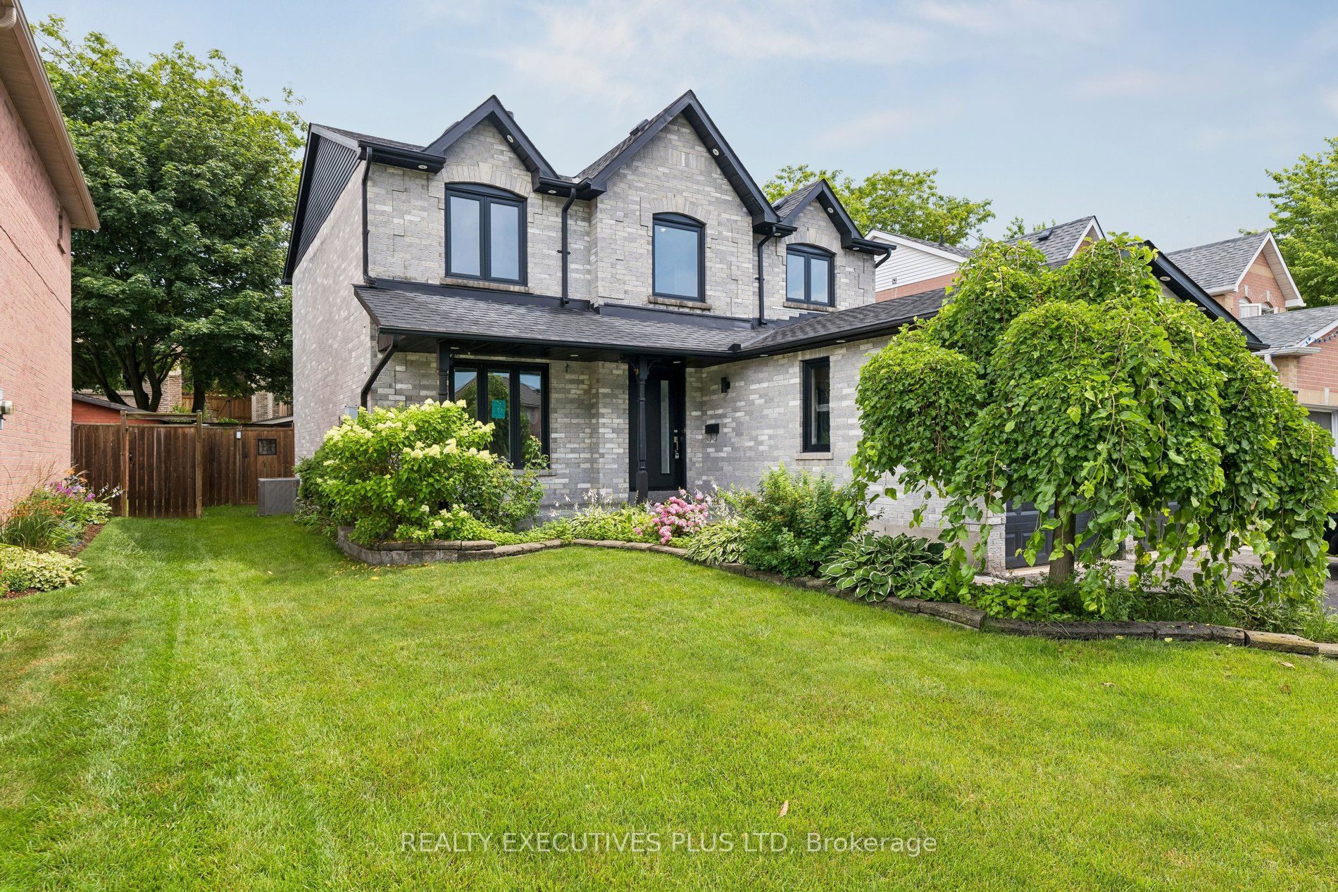 693 Barnes Crescent Property Photo 3