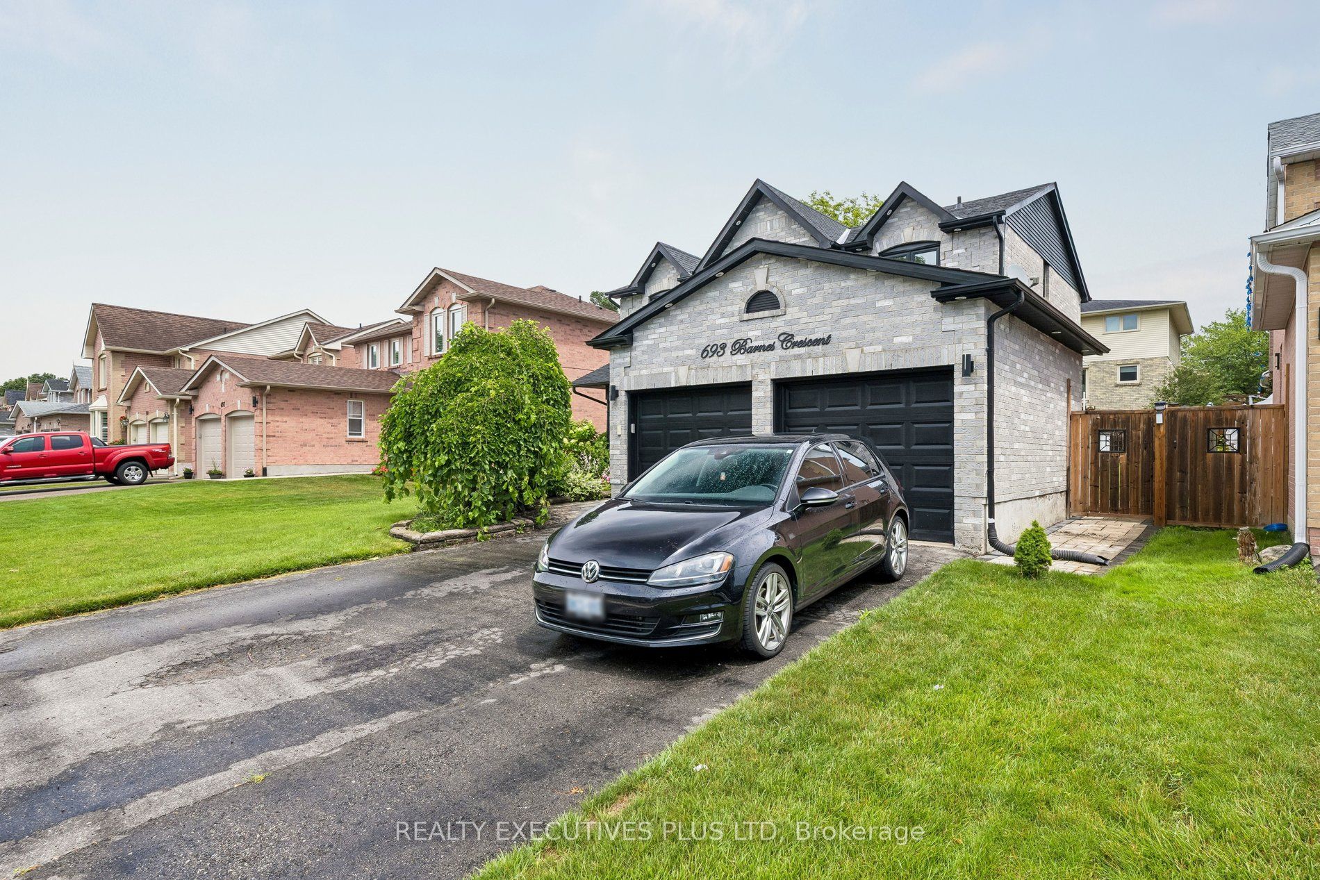 693 Barnes Crescent Property Photo 4