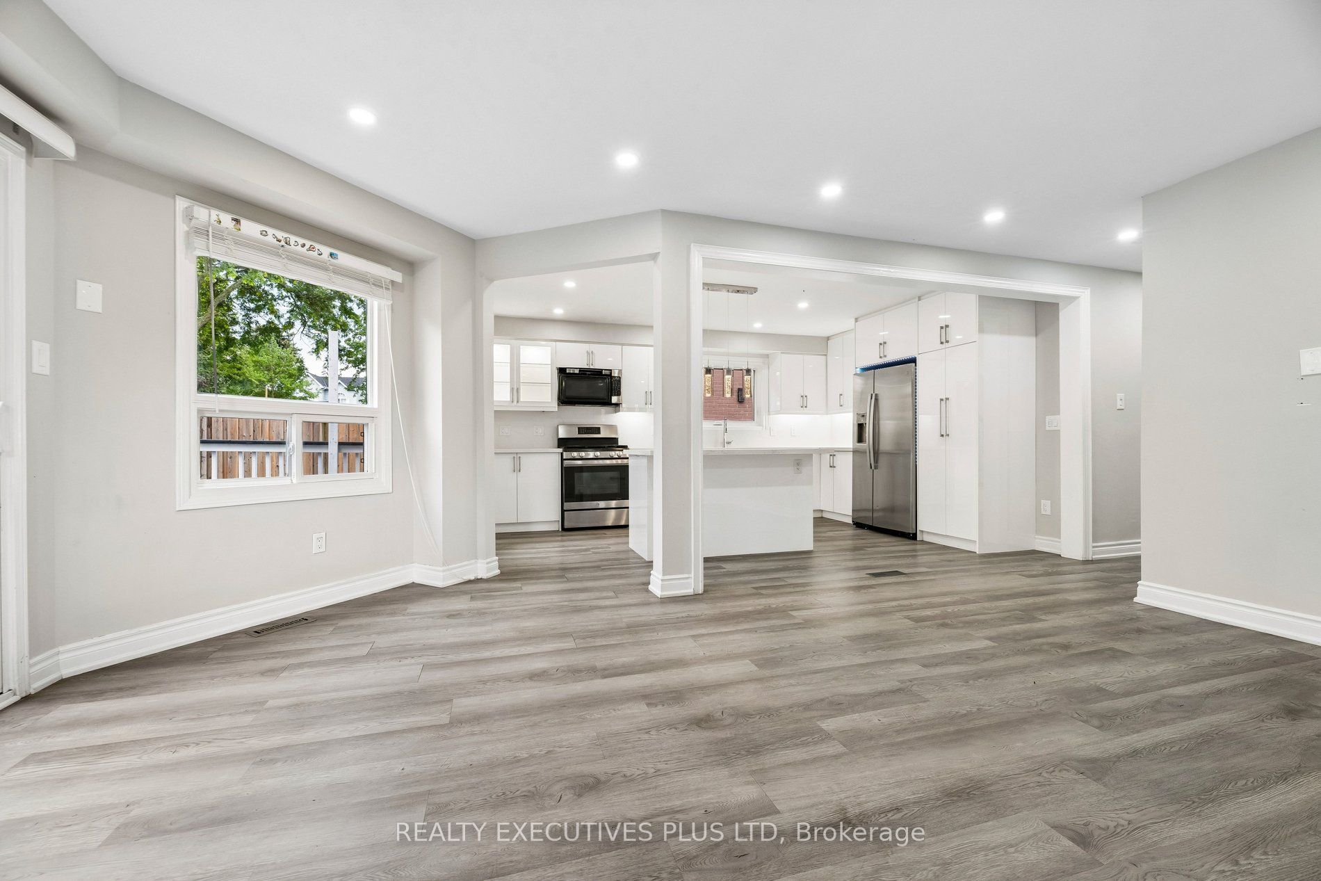 693 Barnes Crescent Property Photo 11