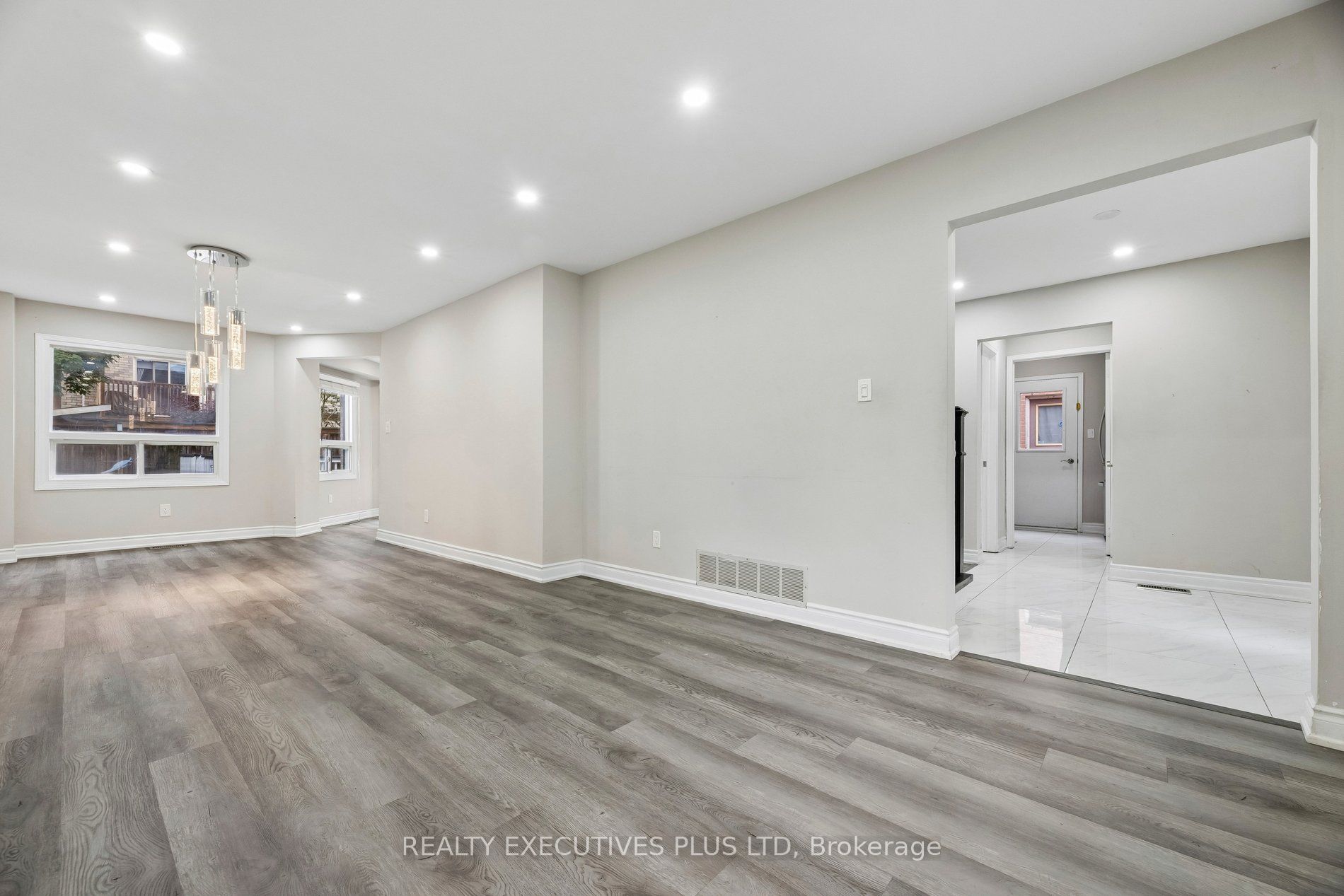 693 Barnes Crescent Property Photo 14