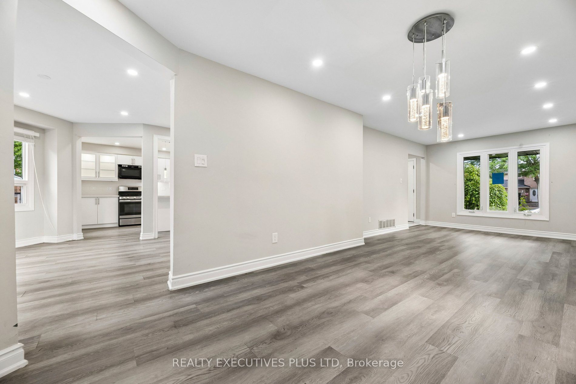 693 Barnes Crescent Property Photo 16