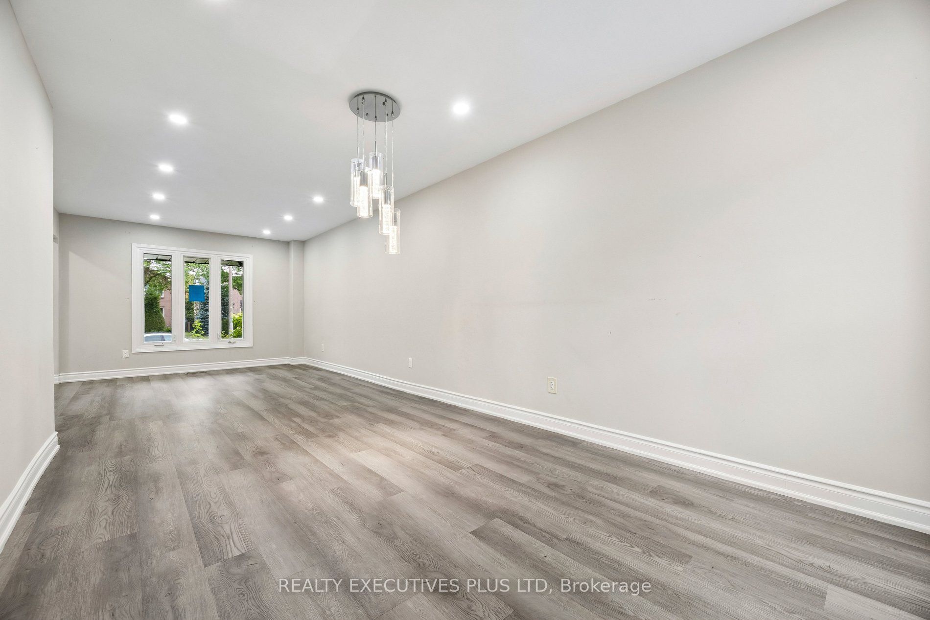 693 Barnes Crescent Property Photo 17