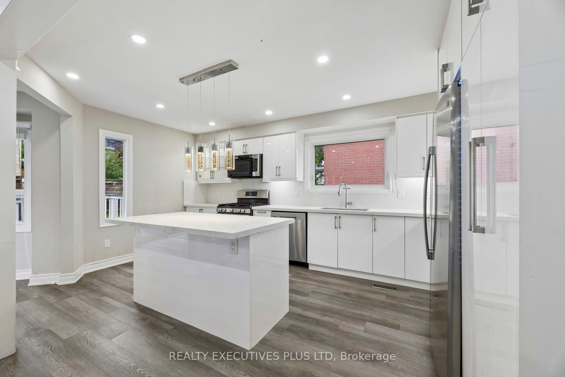 693 Barnes Crescent Property Photo 18