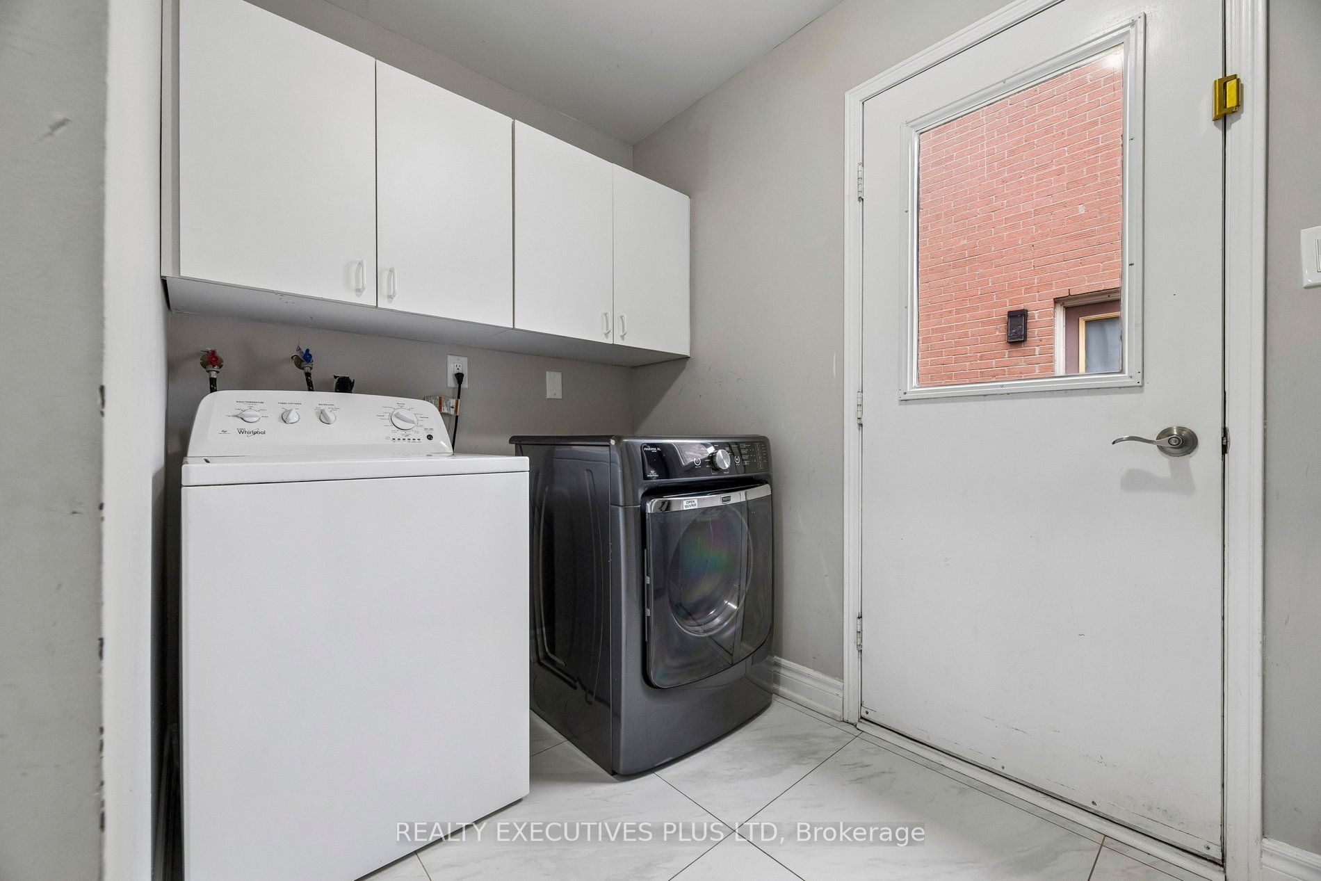 693 Barnes Crescent Property Photo 22